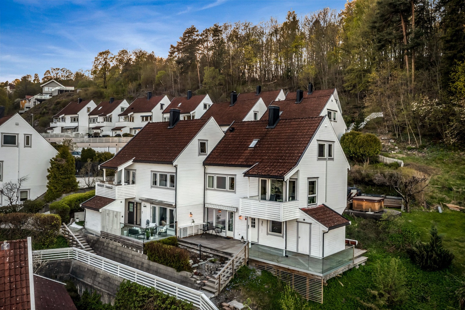Leiligheten ligger høyt i terrenget med fantastisk utsikt Galleribilde