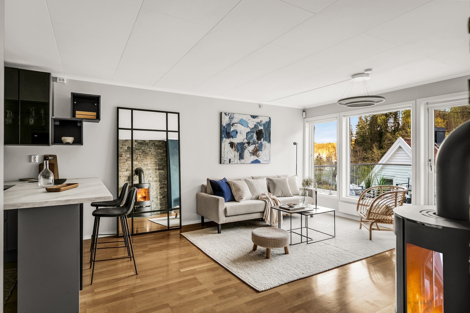 Stuen har god plass til sofakrok og tv-mæblement. Galleribilde