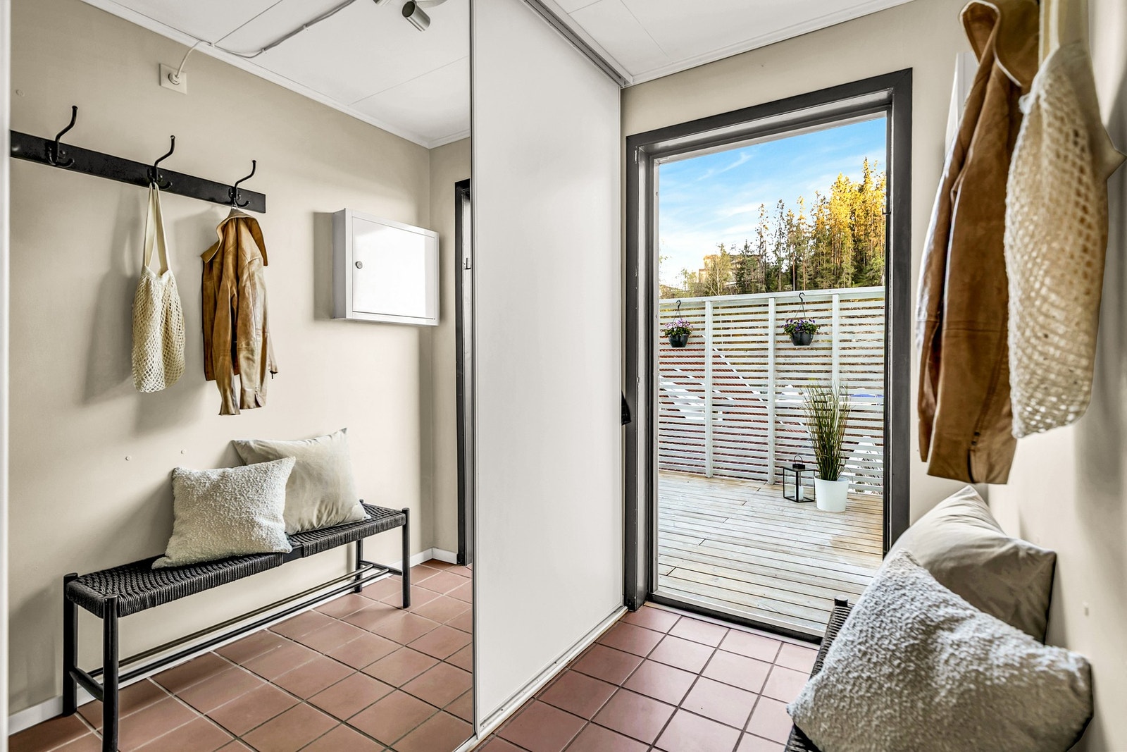 Entreen er flislagt og utstyrt med en praktisk skyvedørsgarderobe. Galleribilde