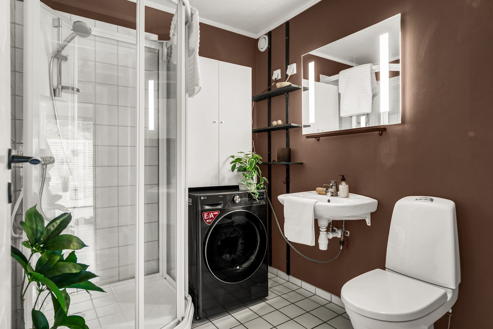 Badet er utstyrt med varmekabler i gulvet og opplegg for vaskemaskin og tørketrommel. Galleribilde