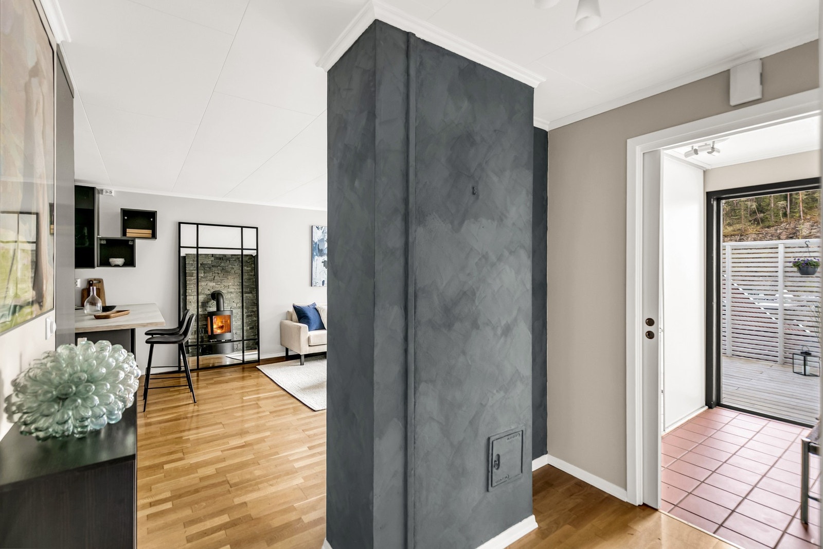 Videre inn i leiligheten kommer du til stuen. Galleribilde