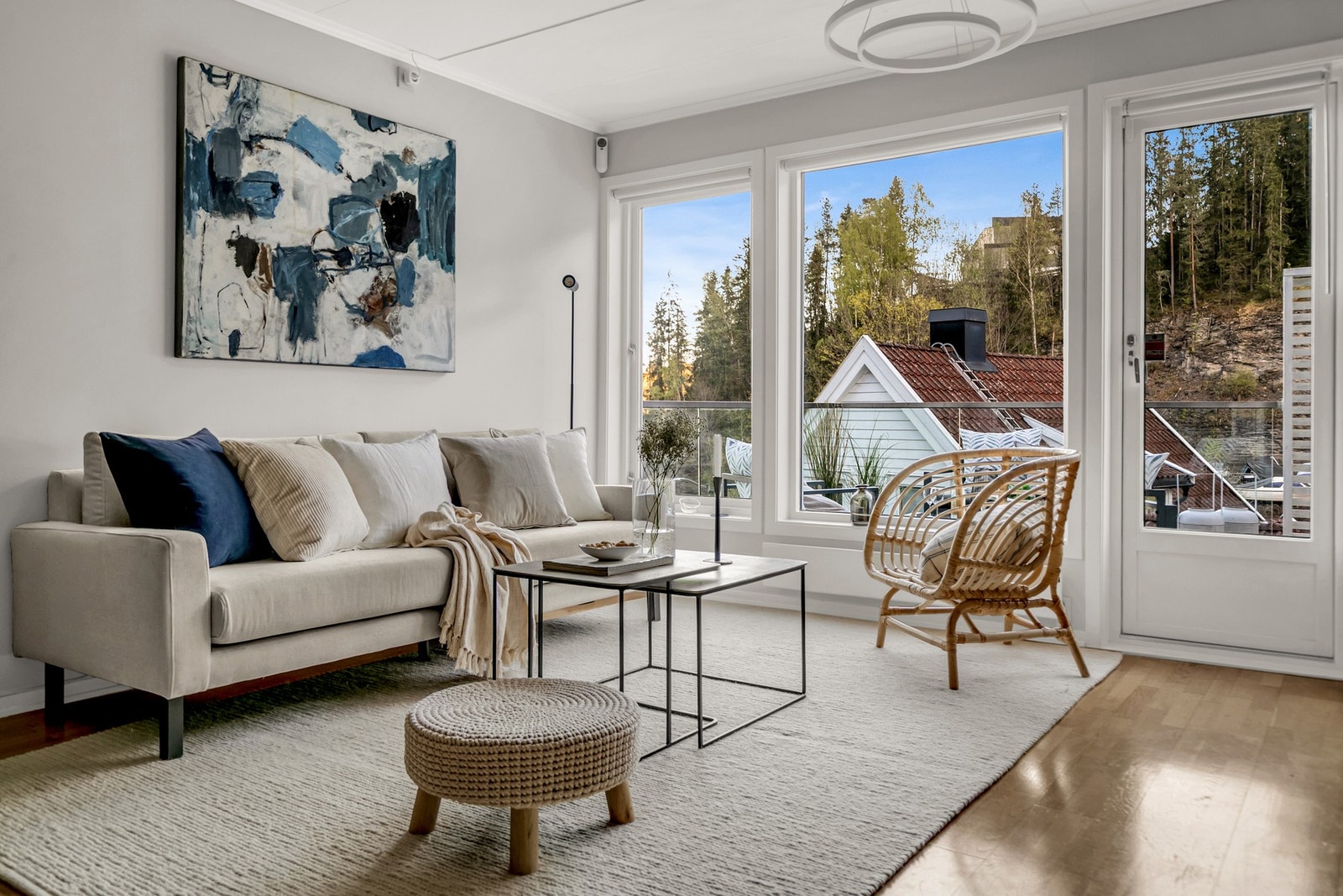 Fra stuen er det utgang til terrassen. Galleribilde