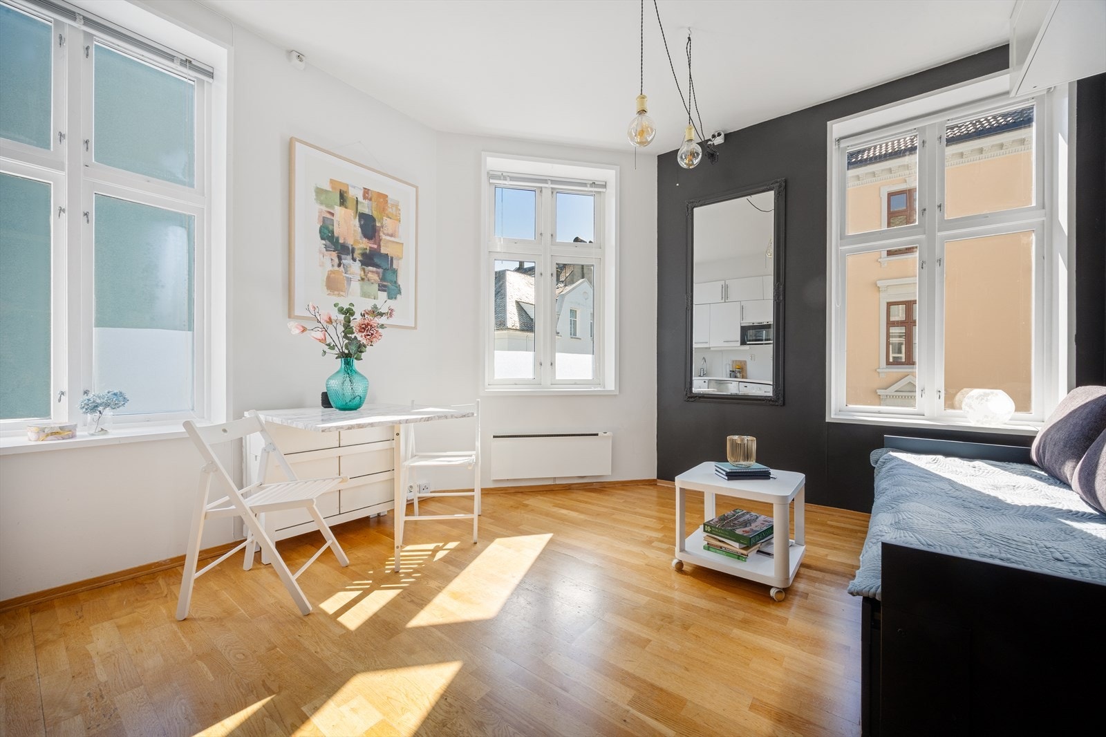 Leiligheten har store vindusflater som gir rikelig med naturlig lysinnslipp. Galleribilde