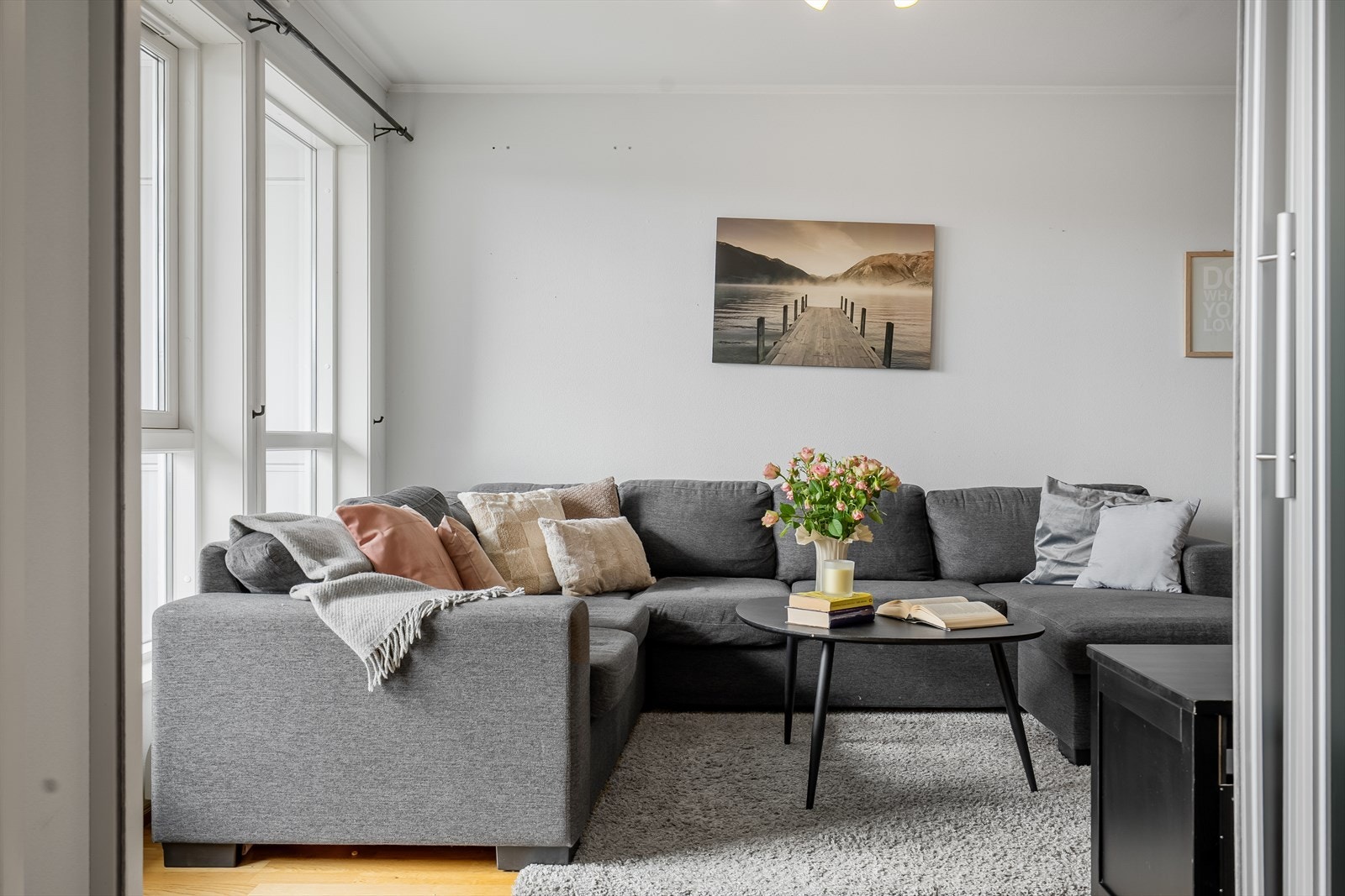 Det er god plass til både sofagruppe og sittegruppe Galleribilde