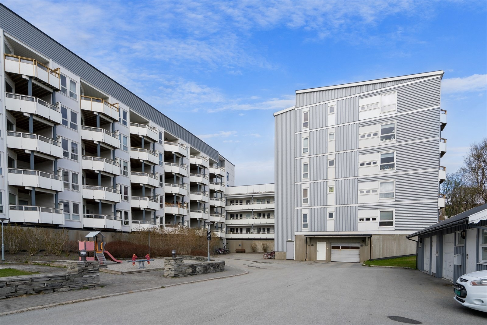 Det er kort vei til skoler, barnehager og dagligvarebutikker, noe som gjør beliggenheten godt egnet for både familier og pendlere Galleribilde