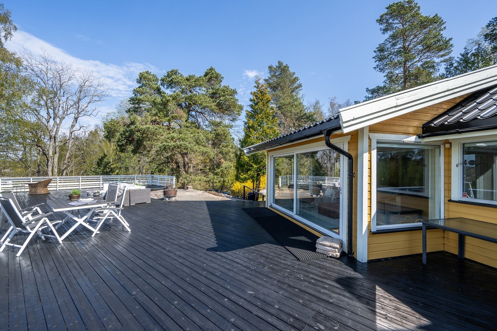 Den romslige, vestvendte terrassen på ca. 98 m² er et naturlig samlingspunkt, med gode solforhold og god plass til både utemøbler og sosiale sammenkomster Galleribilde