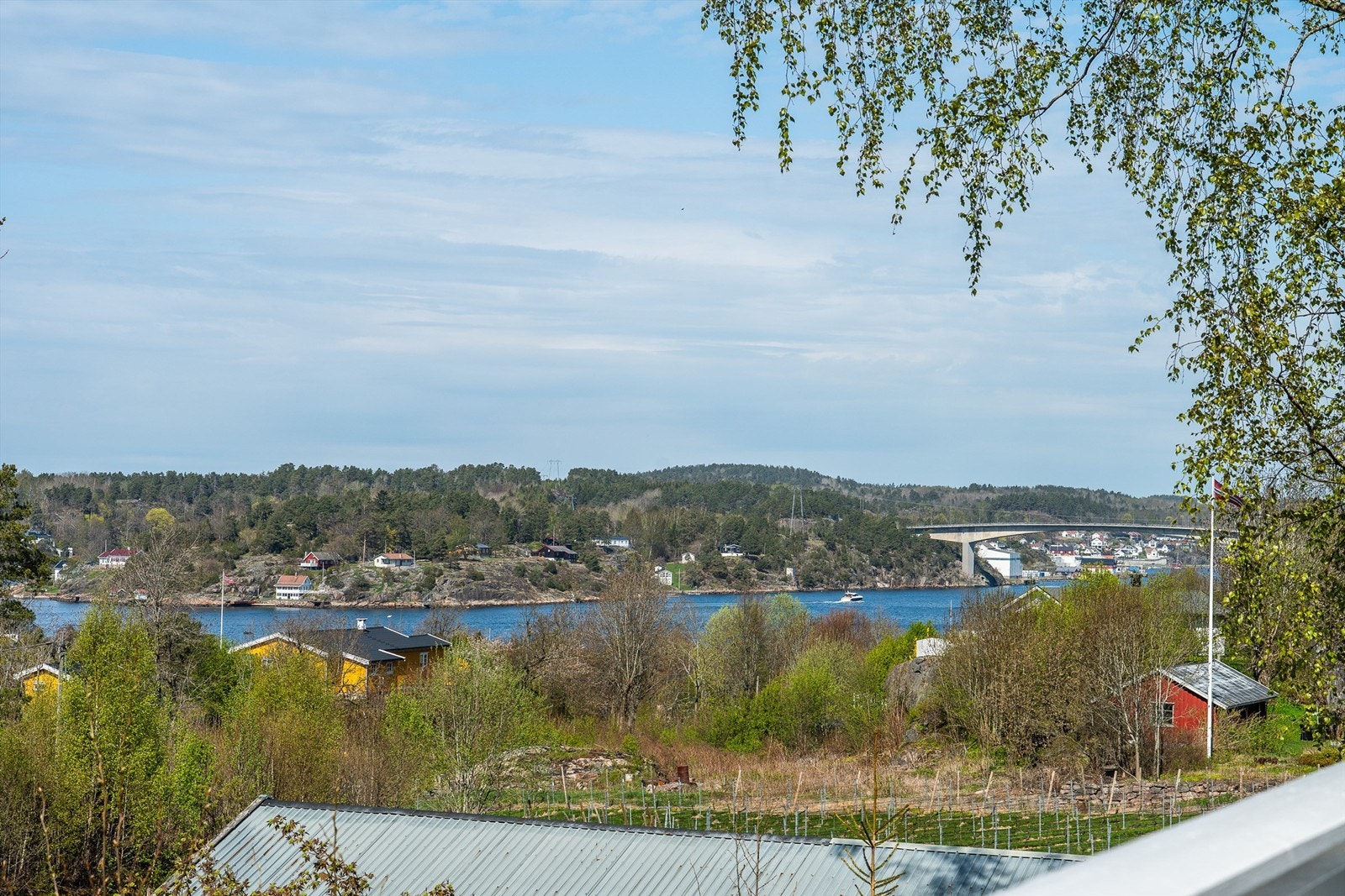 En usjenert og innbydende fritidseiendom med flott sjøutsikt, beliggende på Tjømes attraktive vestside. Galleribilde