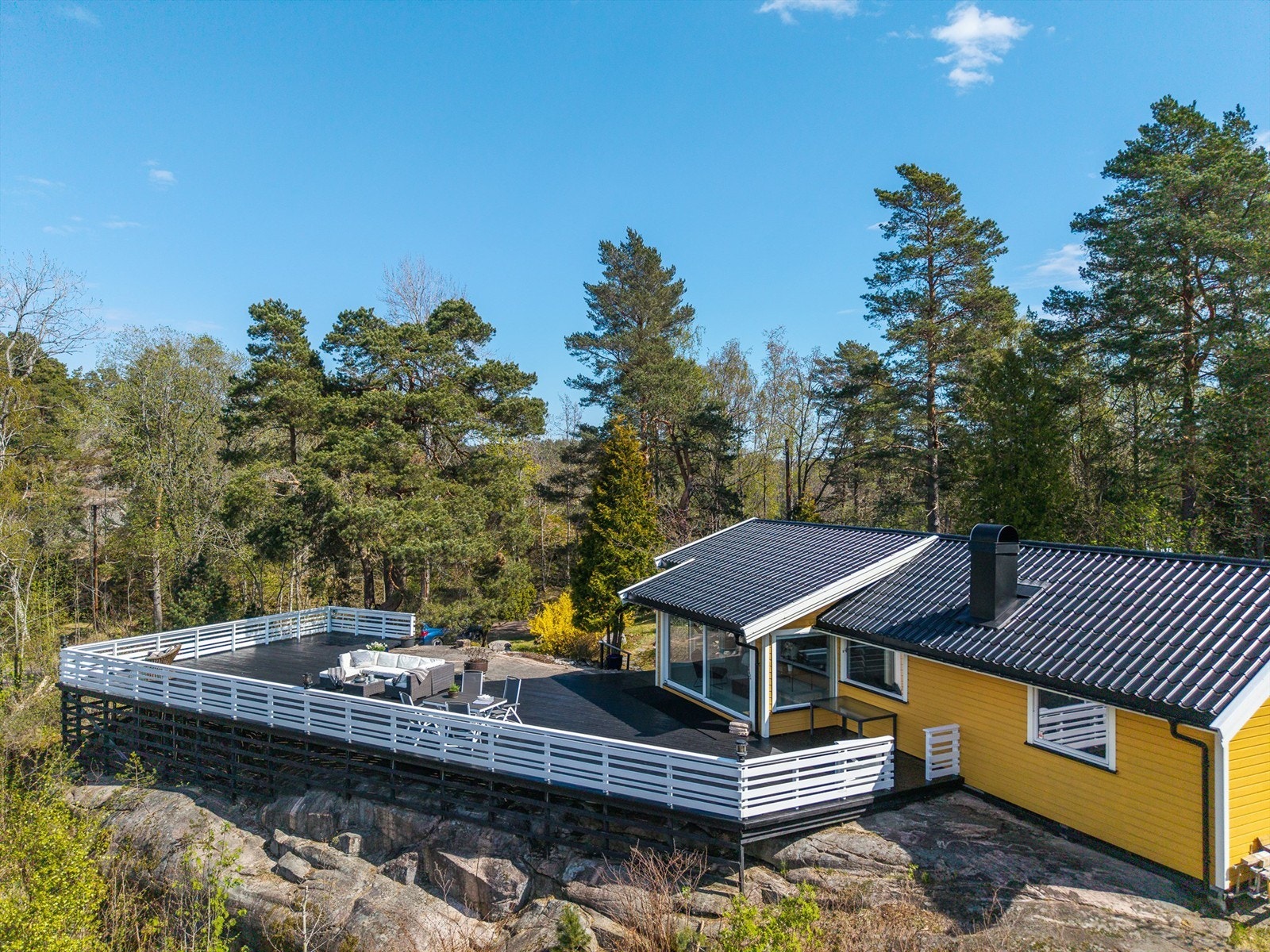 Her kan du virkelig senke skuldrene og nyte rolige dager omgitt av natur, lys og gode solforhold. Hytta er oppført over ett plan og har en praktisk planløsning som legger til rette for et enkelt og behagelig hytteliv Galleribilde