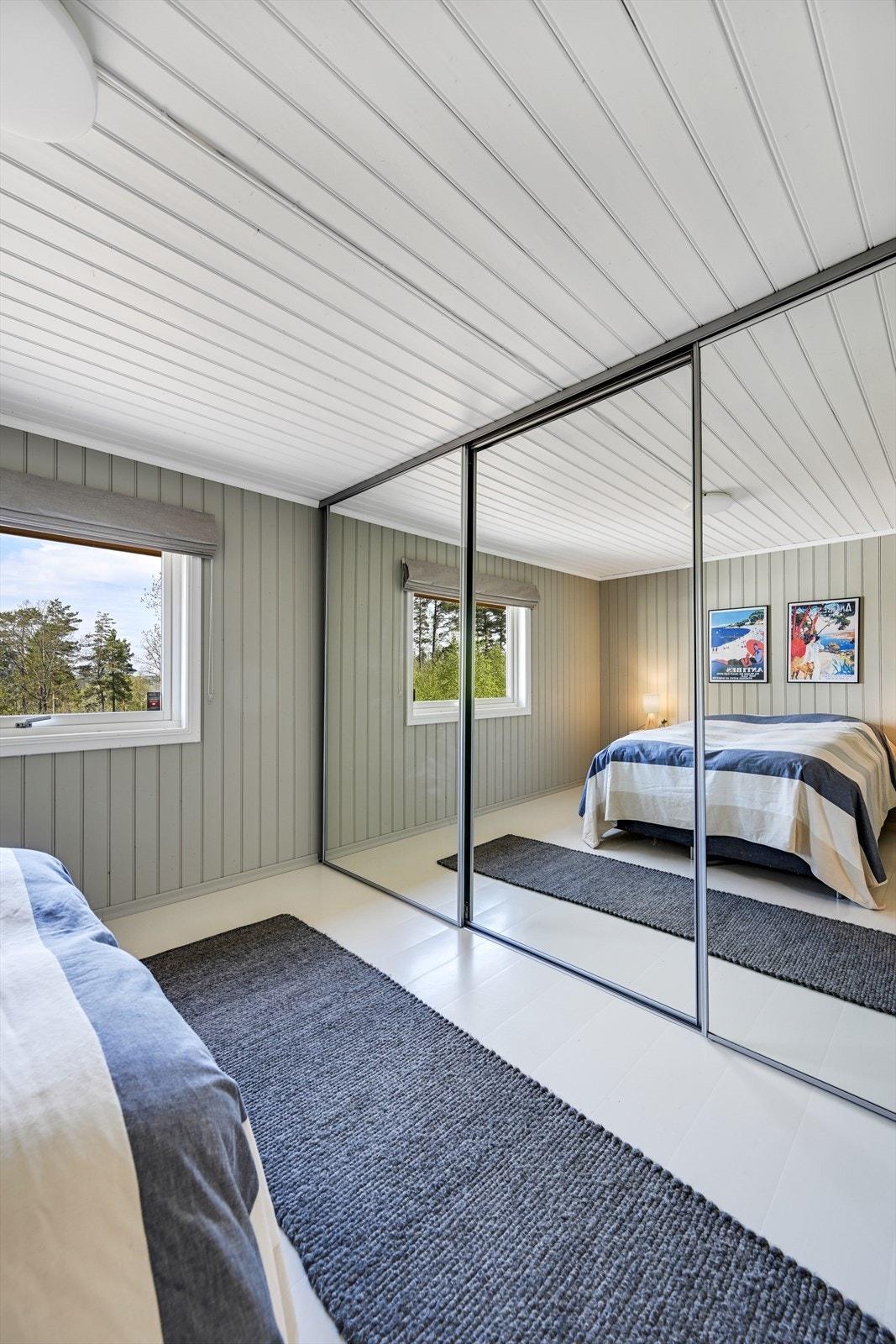 Her er det romslig skyvedørsgarderobe Galleribilde