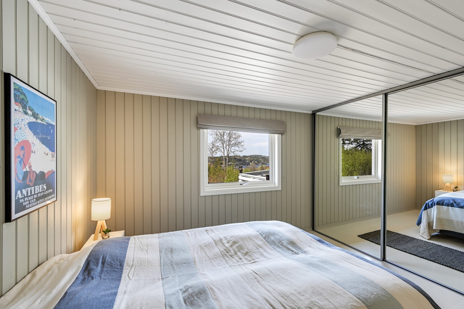 På hovedsoverommet er det god plass til oppbevaring Galleribilde