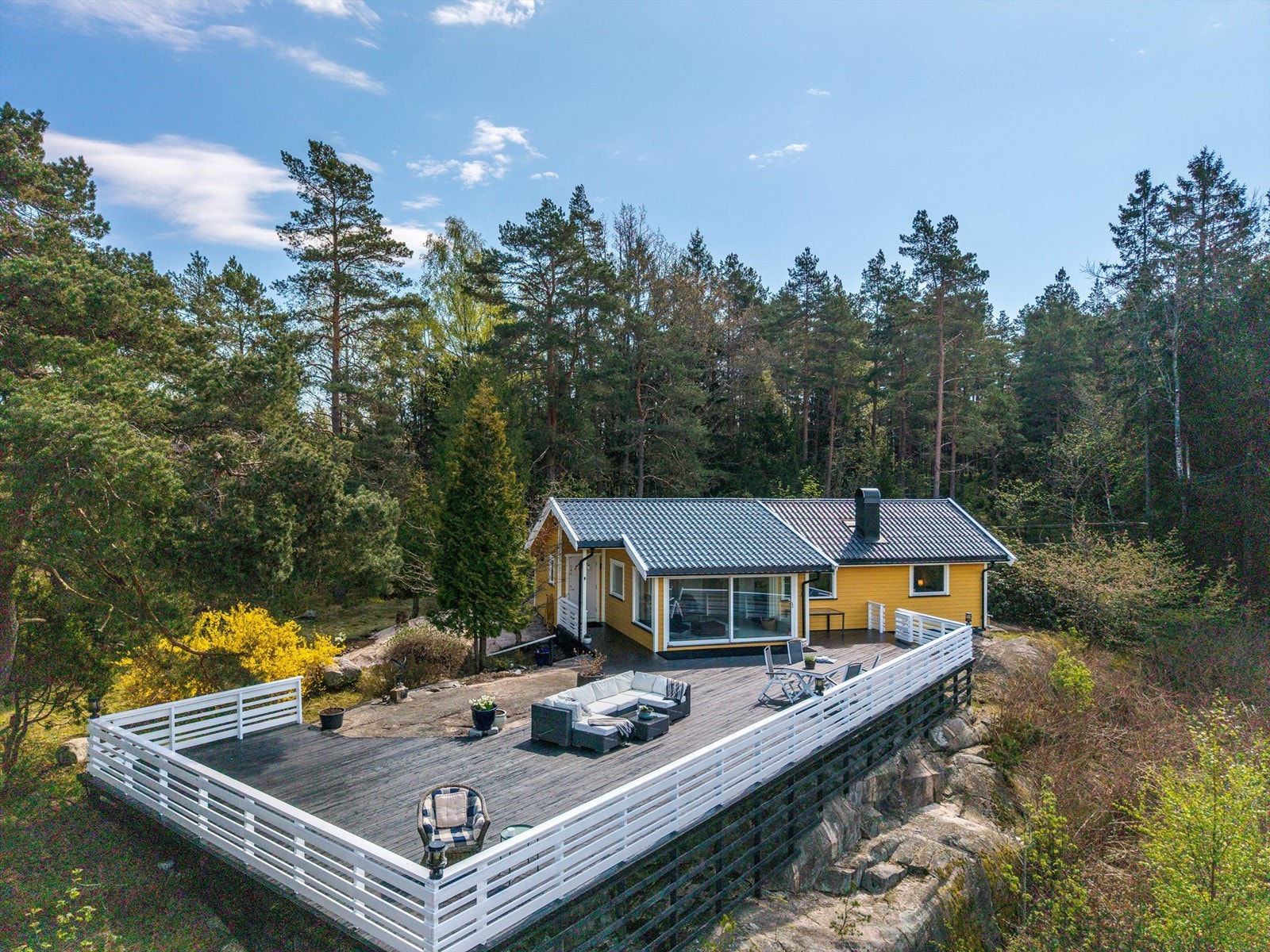 Hytta er klar til umiddelbar innflytting for ny eier, noe som gir mulighet for å kunne nyte stedet hele denne sommeren Galleribilde