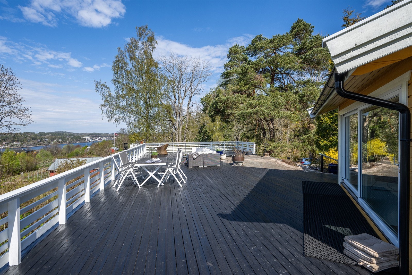 Her ligger alt til rette for lange, avslappende dager og stemningsfulle sommerkvelder Galleribilde