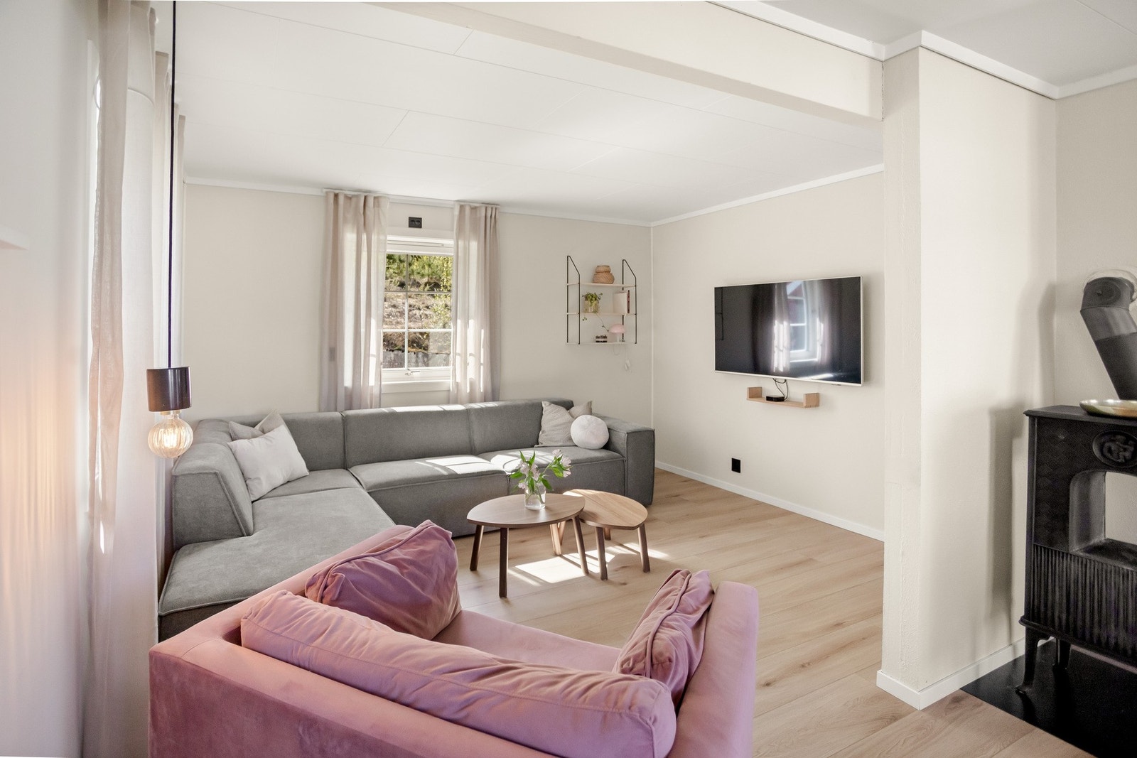 Stuen er romslig og lys, med gode muligheter for både sofagruppe og spisestue. Galleribilde
