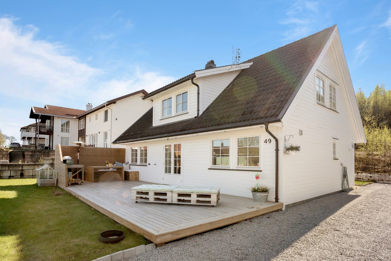 Uteområdet byr på en solrik terrasse med belegningsstein, samt en romslig gruset gårdsplass med flere parkeringsplasser. Galleribilde