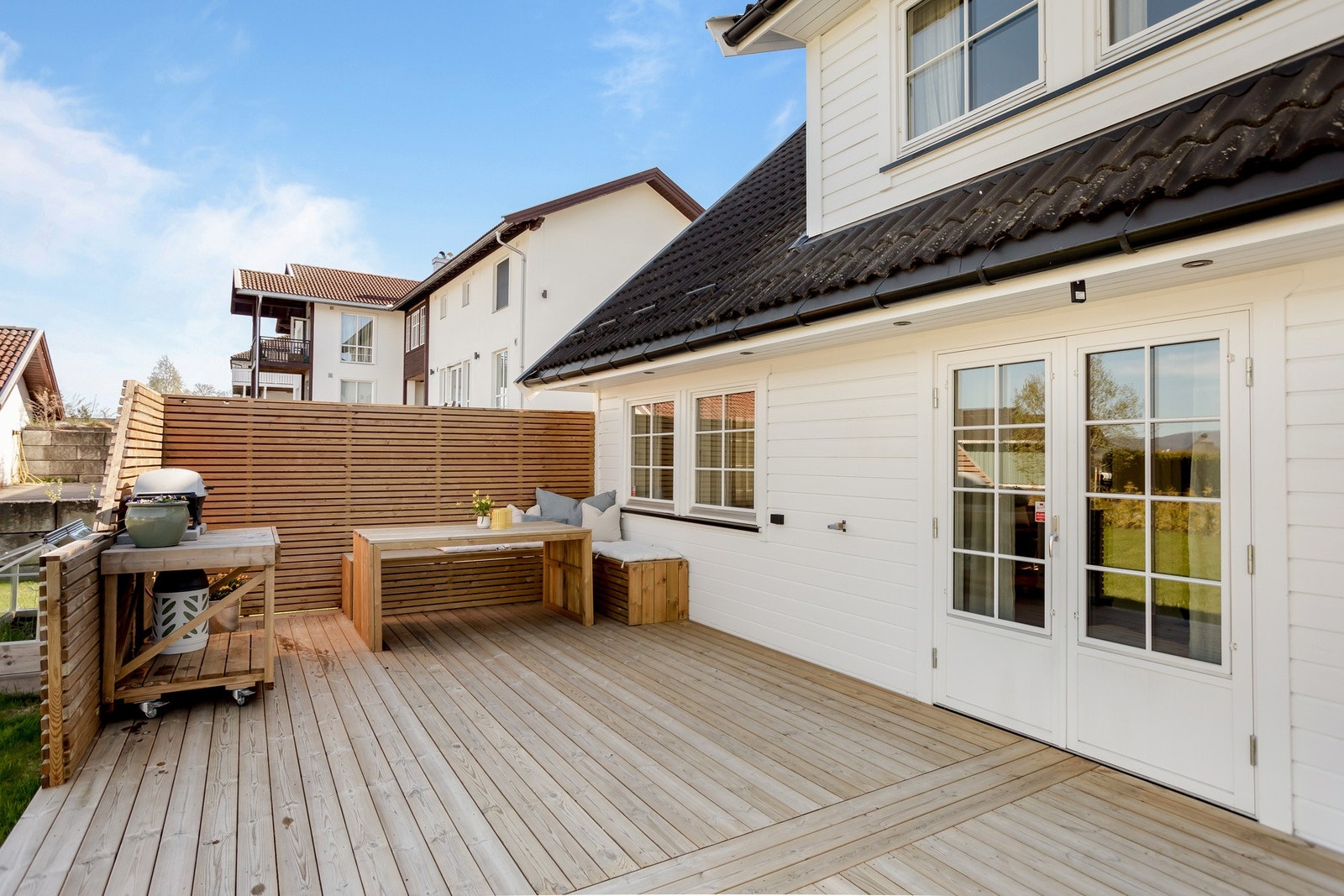 Stor terrasse med plass til utemøblement og grill! Galleribilde