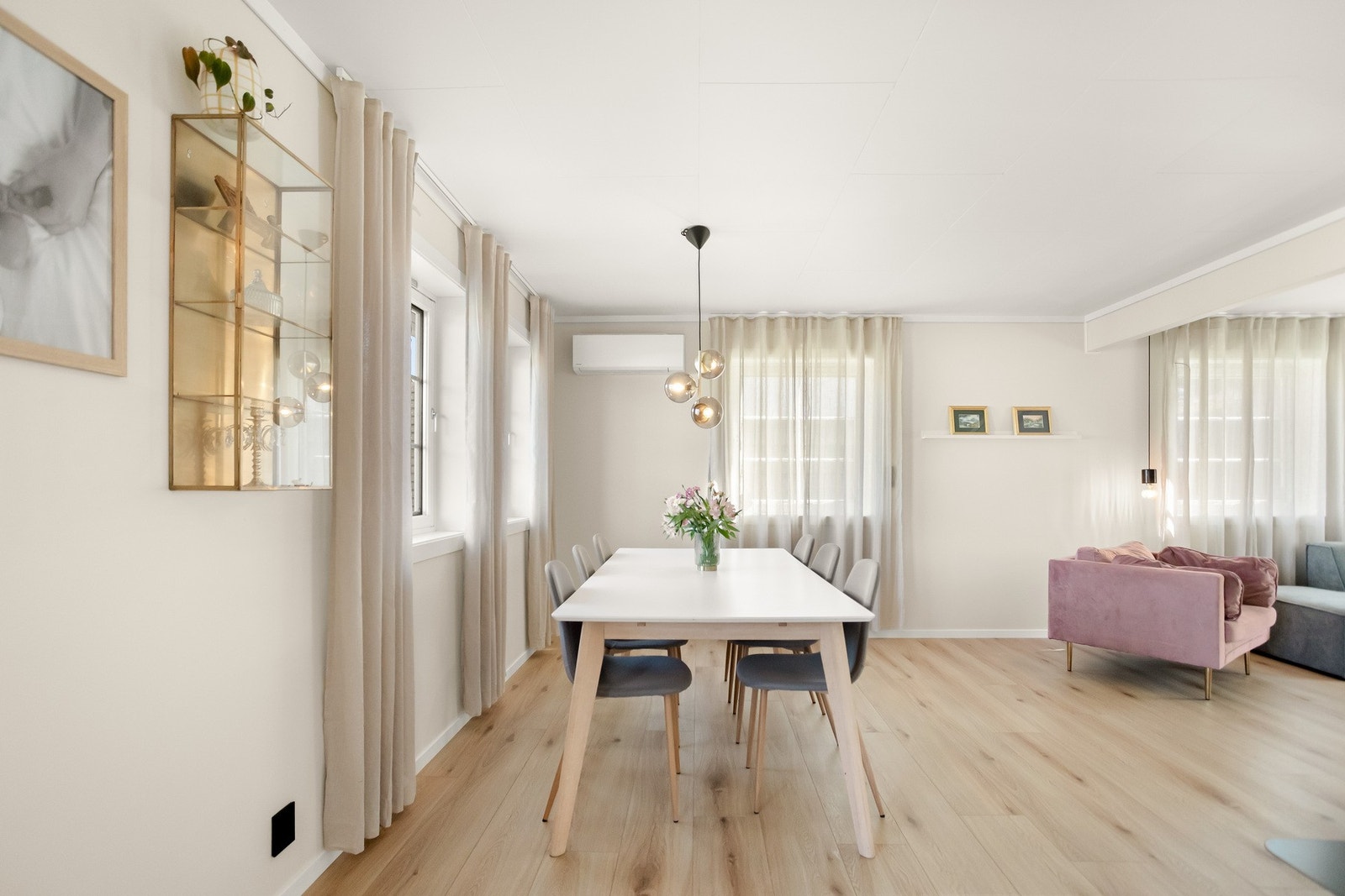 Åpne flater gir fleksibilitet for innredning, og det er god plass til å skape ulike soner for både avslapning og sosiale sammenkomster. Galleribilde
