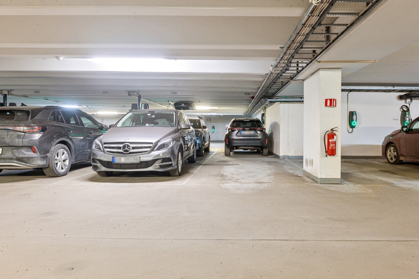 Det følger egen garasjeplass med boligen. Om man ikke trenger, er det mulig å selge eller leie ut. For mer info kontakt megler. Galleribilde