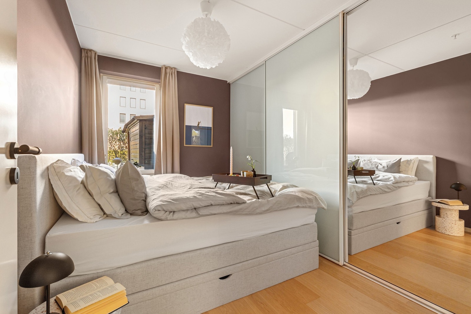 Det er god plass til dobbeltseng, samt rikelig med oppbevaringsplass i skyvedørsgarderoben. Galleribilde
