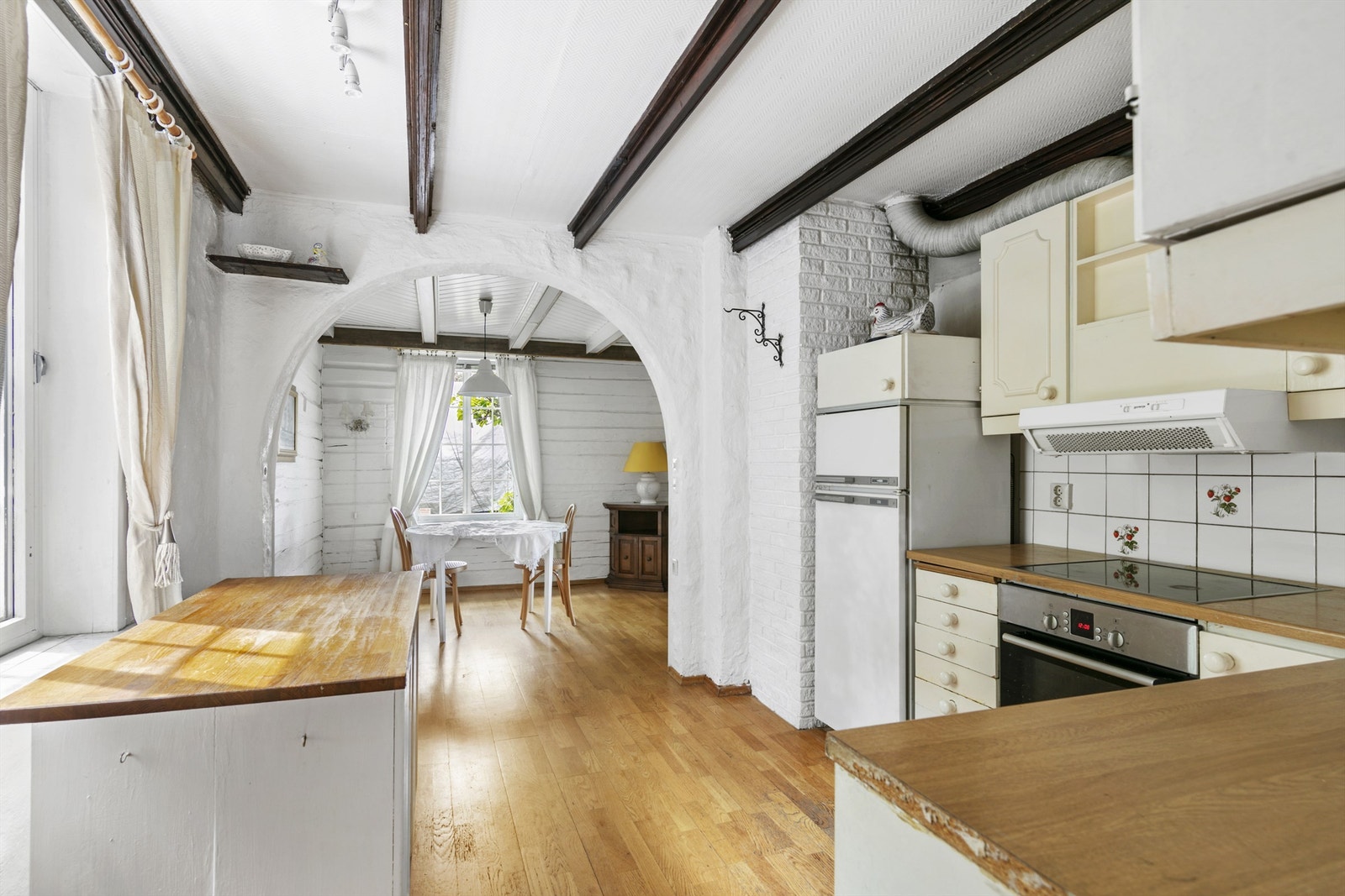 Eldre enebolig med gjennomgående enkel standard. Boligen har en god planløsning og man har klart å beholde den sjarmerende gammel stilen på huset med blant annet tømmervegger. Galleribilde