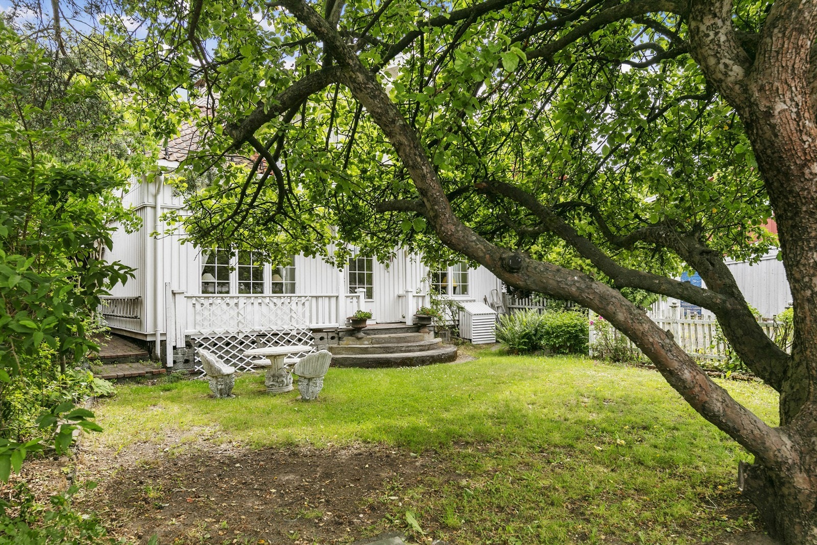 Eksklusiv bruksrett til naturlig tomteareal for hver bolig sikres i seksjoneringen med tilleggsdel til de respektive seksjonene. Galleribilde