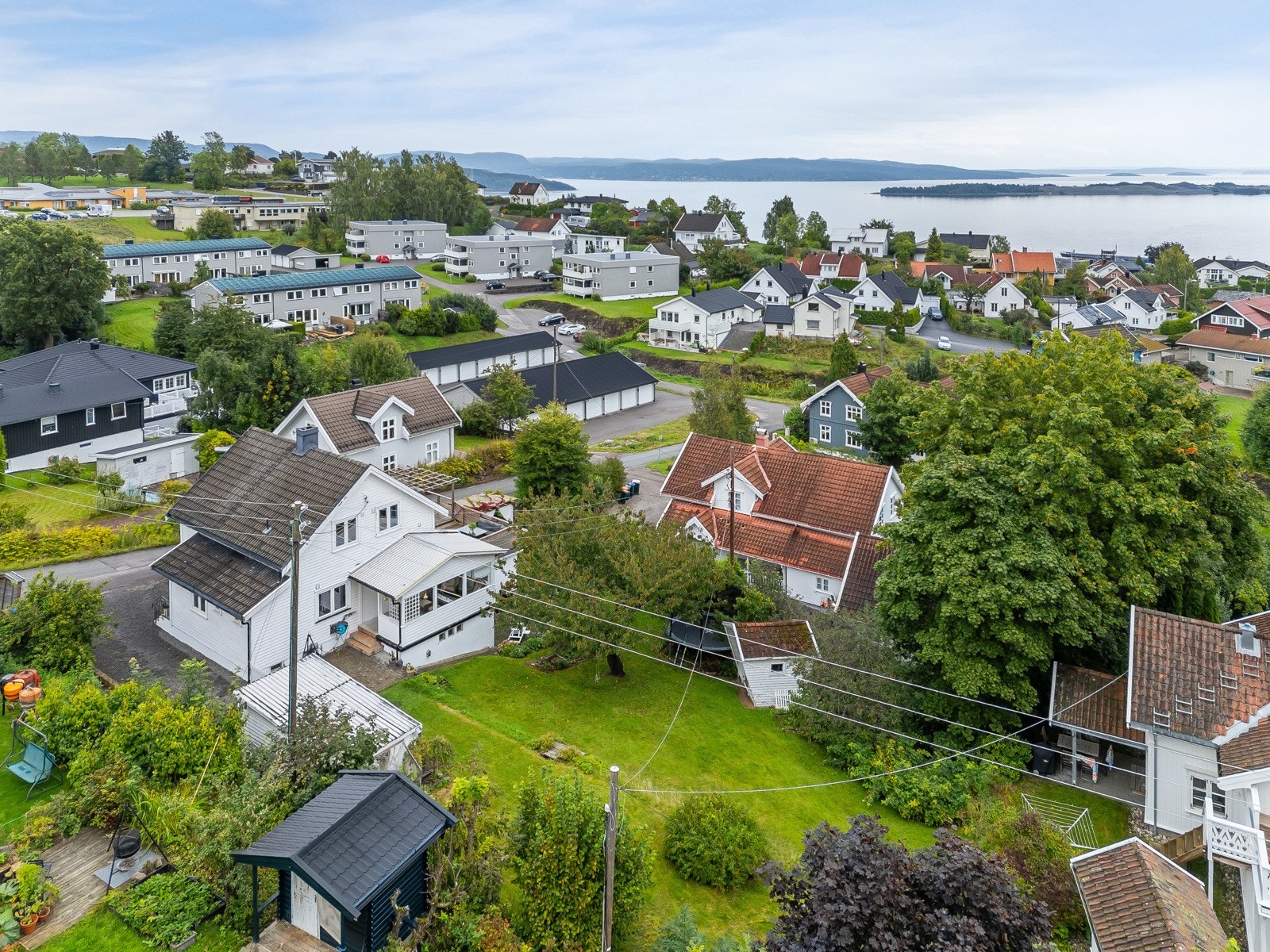 Hege Svebakk har gleden av å presentere Hvitsteinbakken 11. Foto: Kristian T. Bollæren Galleribilde