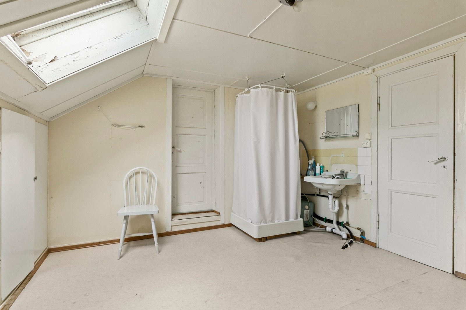 Rom som er innredet og benyttet som dusjbad - dette er opprinnelig et soverom og er ikke et våtrom Galleribilde