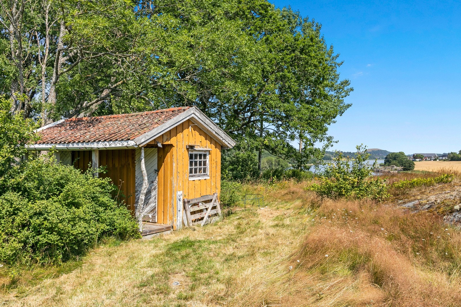 Uthus med lagringsplass samt et utetoalett Galleribilde