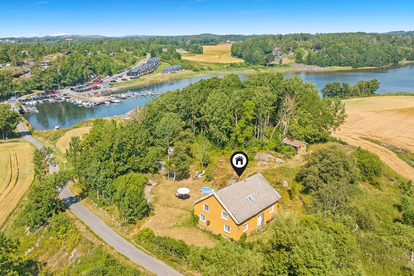 Tomten har en idyllisk plassering i landlige og maritime omgivelser på Vikerøya Galleribilde