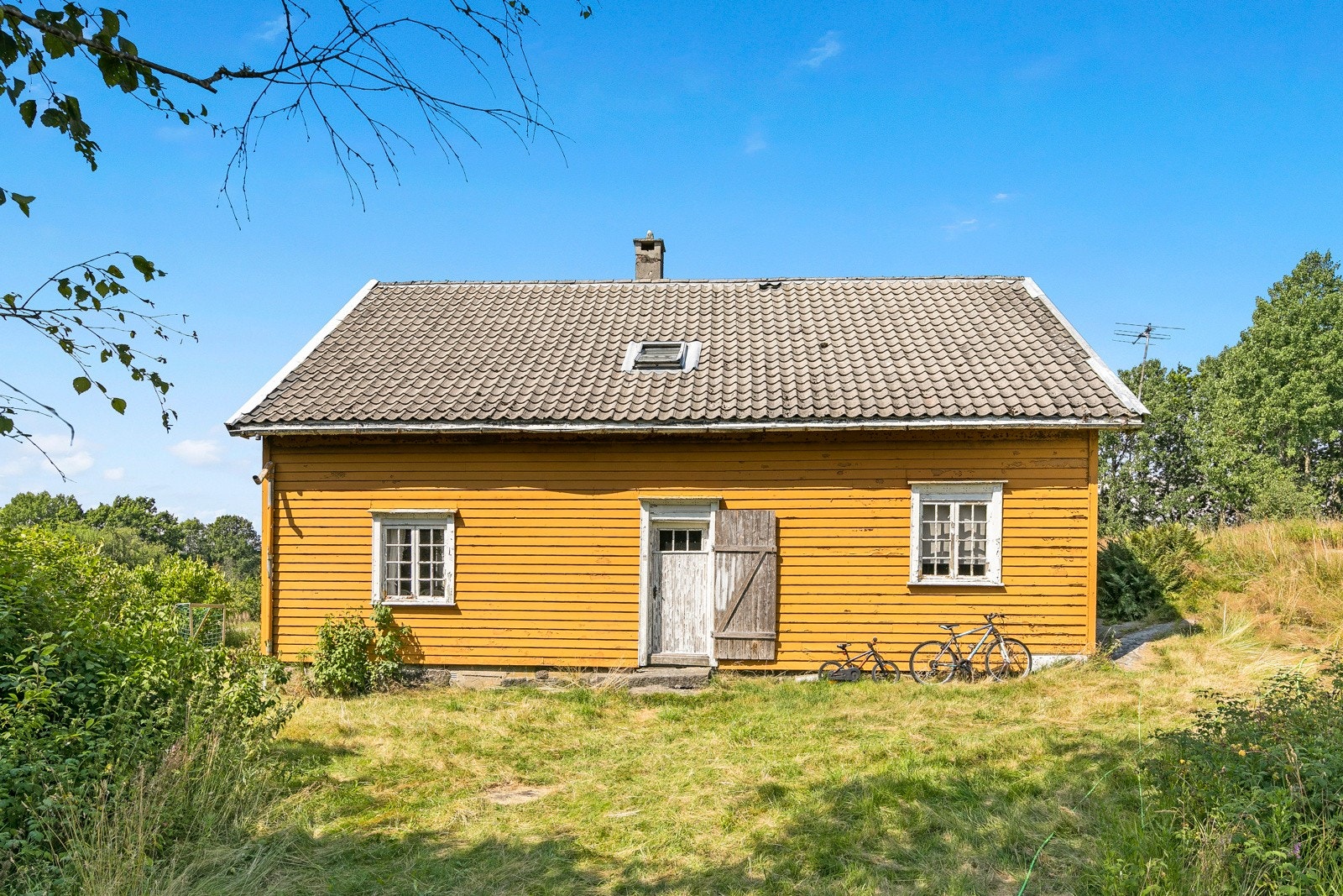 Hytta ble trolug bygget rundt 1850 og har en eiet tomt på hele 4 478 kvm Galleribilde