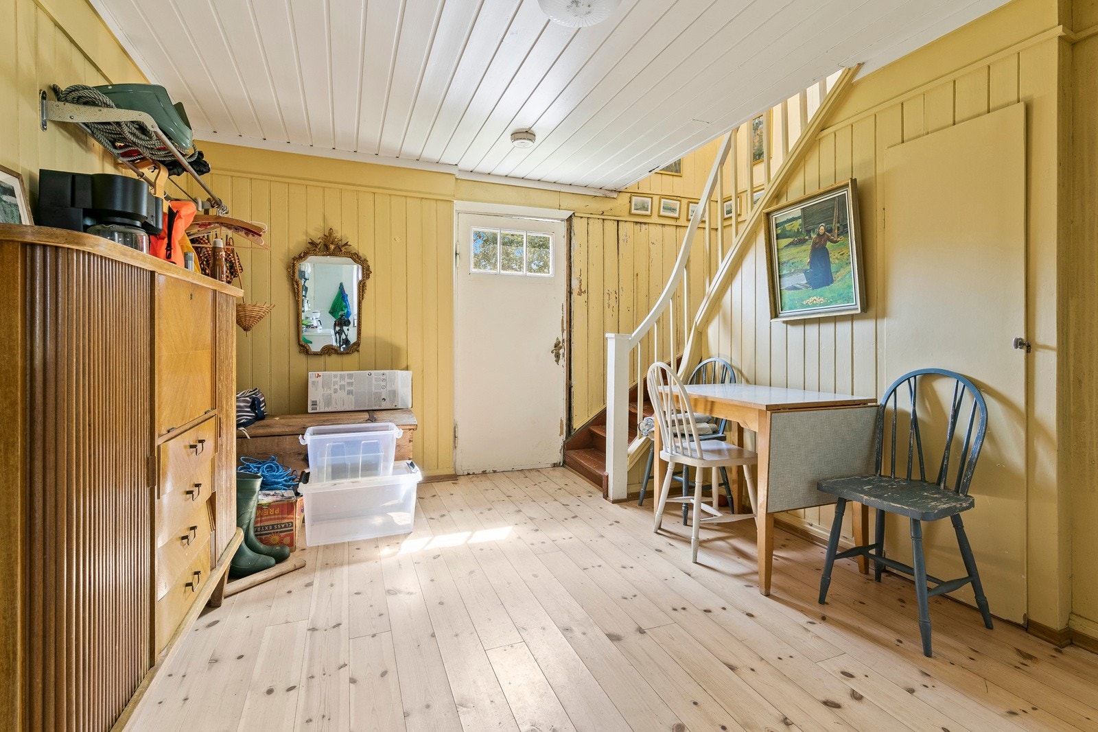 Entre er tilknyttet trapp, soverom, kjøkken samt stue/spisestue Galleribilde