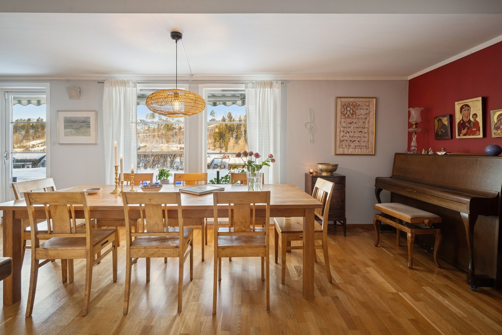 En lys stue med flere store vindusflater og direkte utgang til terrassen. Galleribilde