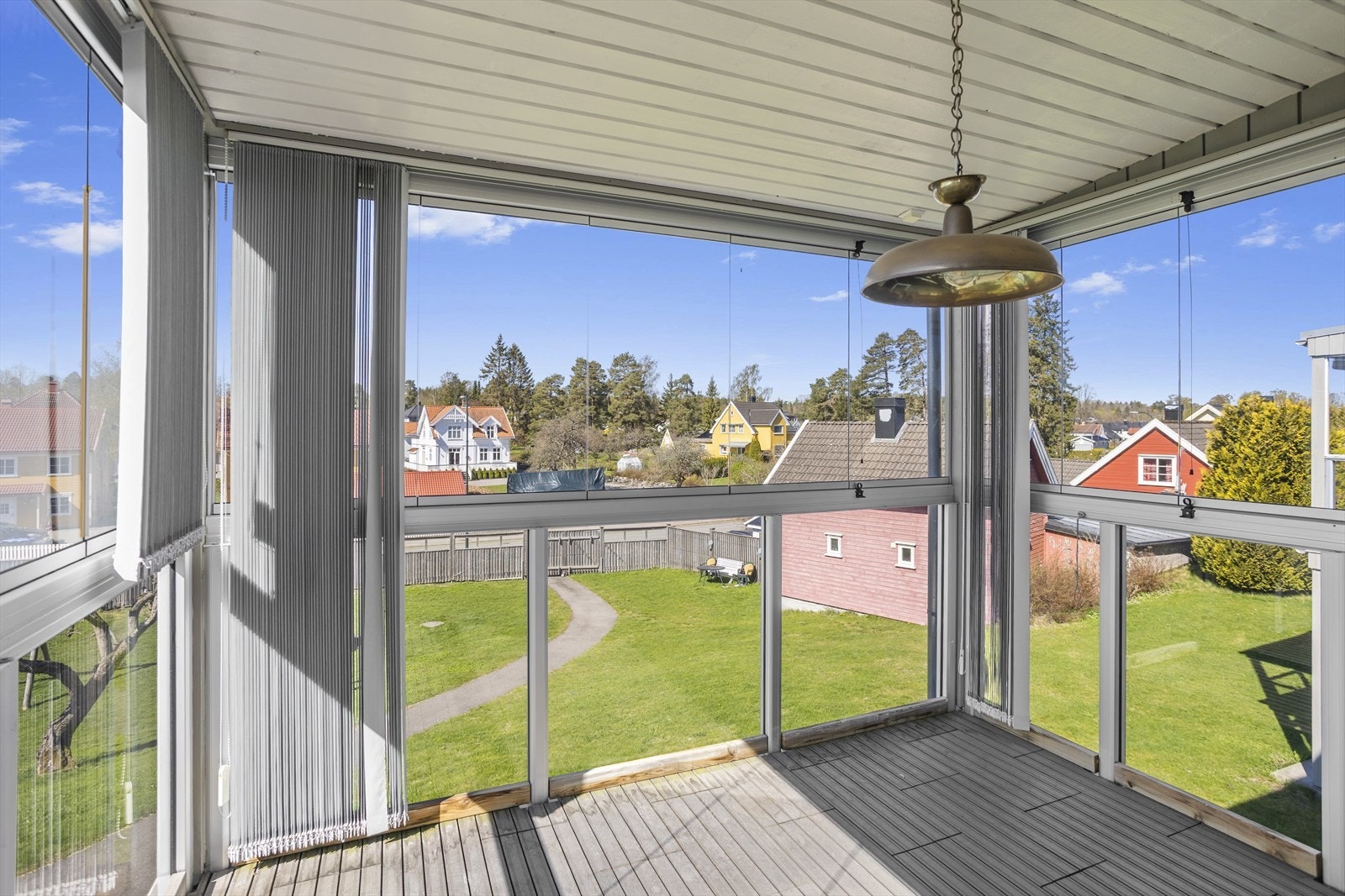 Hovedbalkongen har utgang fra stue-/kjøkkensonen og her kan man nyte lange soldager. Galleribilde