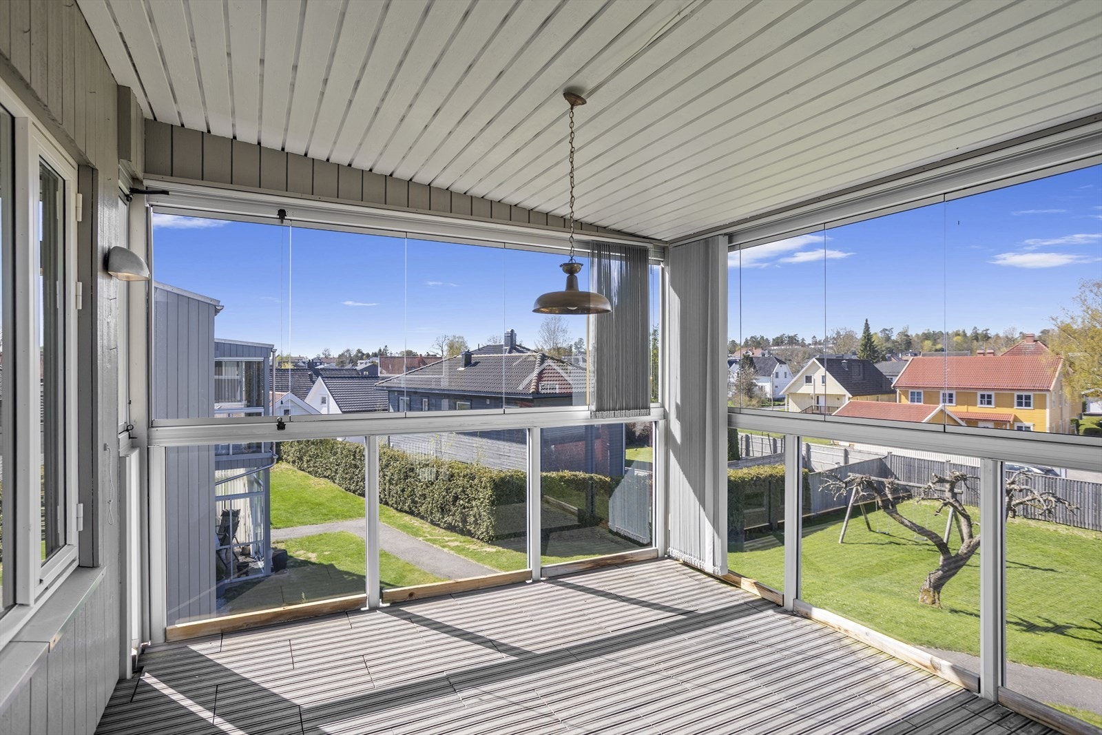 Lys og luftig vinterhage med store glassflater, perfekt for avslapning og utsikt over et sjarmerende nabolag. Galleribilde