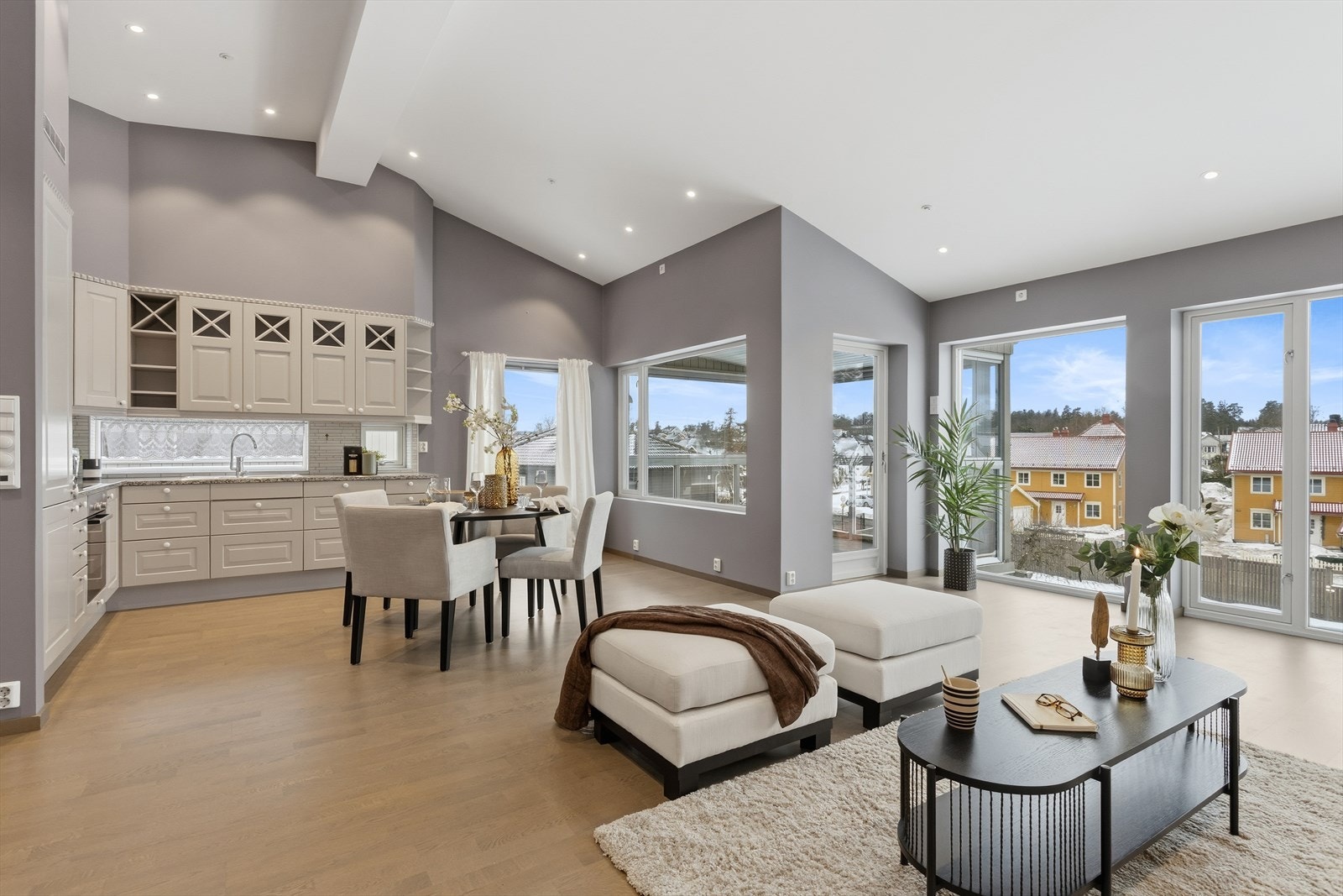 Stuen og spisestuen har god plass til både sofa-/loungegruppe og lenestoler i tillegg til veggplass. I spisestuen er det god plass til langbord hvor man invitere til større venne-/familieselskap! Galleribilde