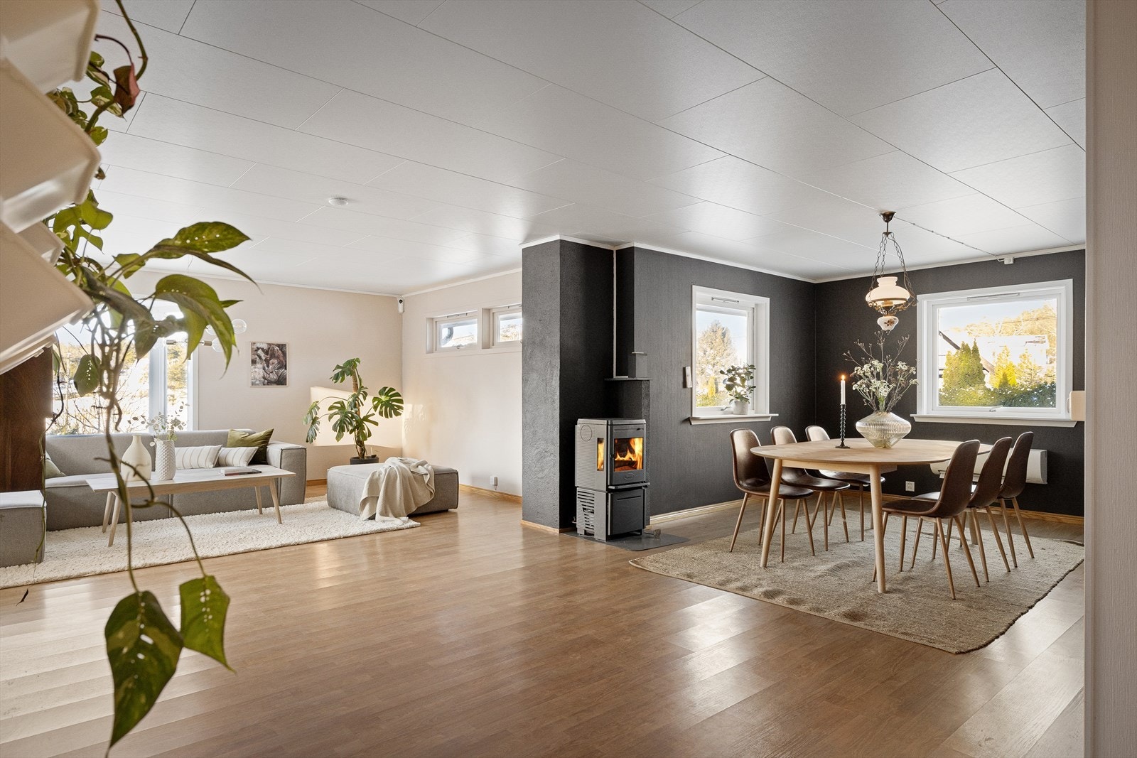 Spisestueavdelingen er brunsort og stemningsfull, perfekt til sammenkomster og sene middager. Galleribilde