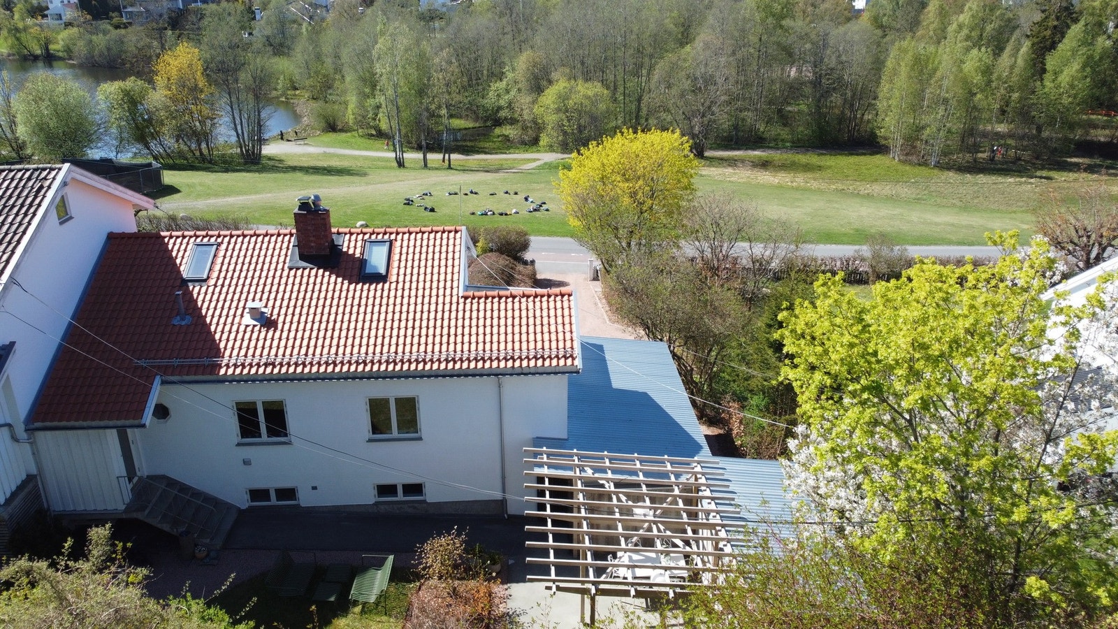 Dronefoto. Eiendommen har en idyllisk beliggenhet ved Holmendammen. Galleribilde