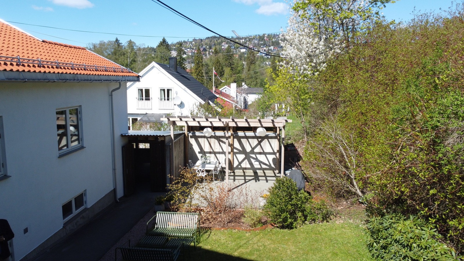 Flott uteområde med Pergola ved inngangspartiet. Galleribilde