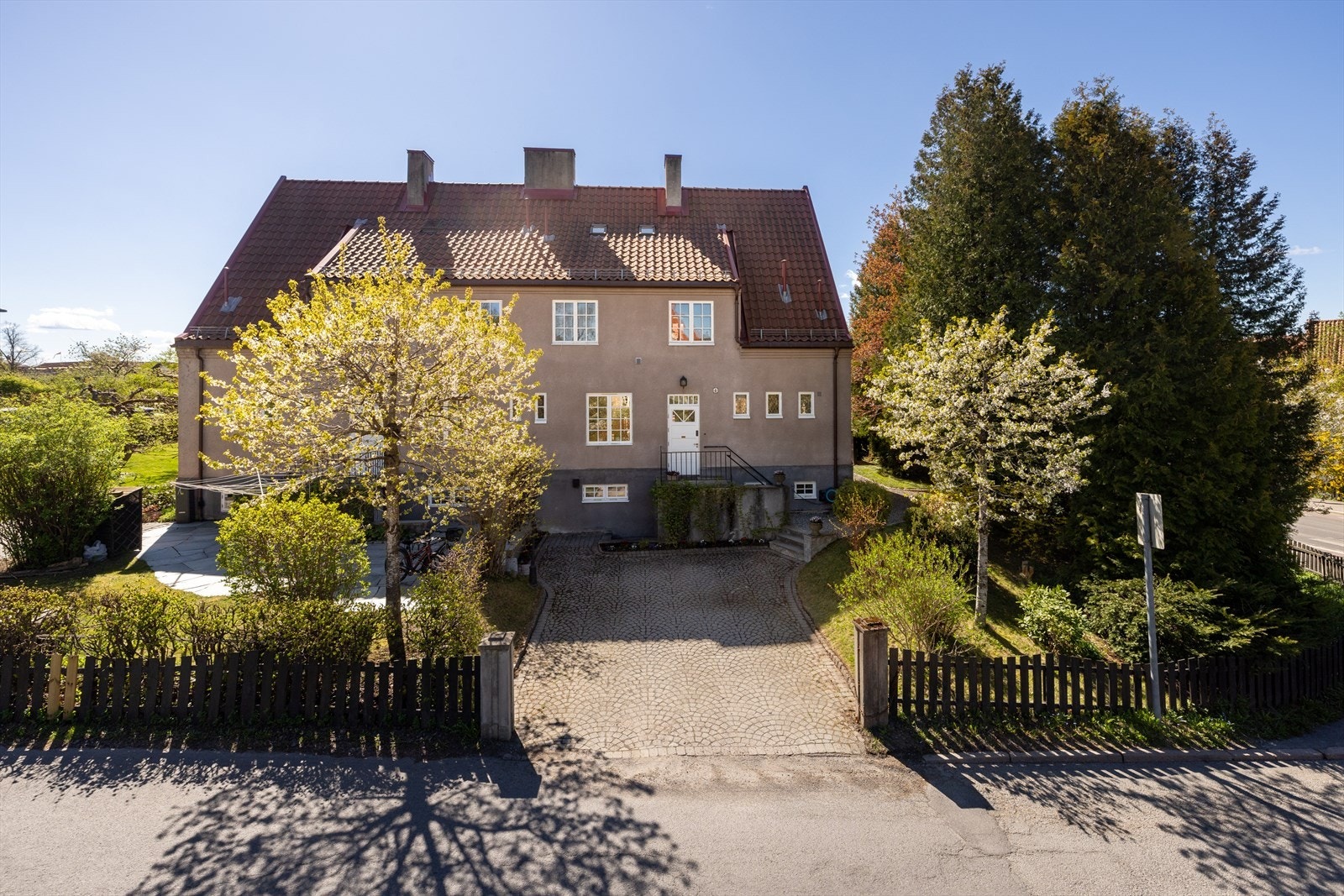 Det medfølger parkeringsplass på egen gårdsplass. Galleribilde