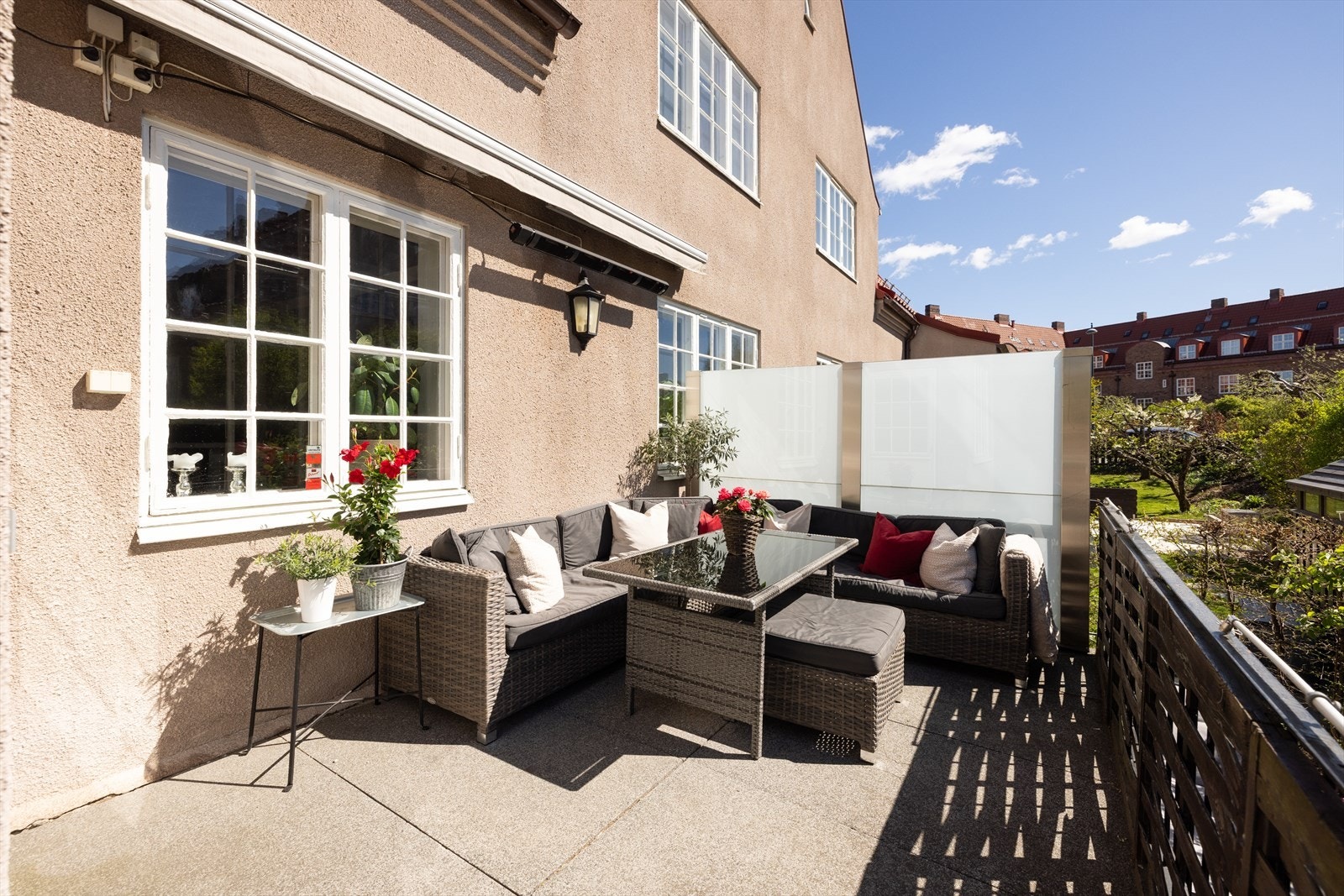 I hagen finner man stor terrasse med rom for flere hyggelige soner både for hygge og avslapning, samt lek og moro. Galleribilde