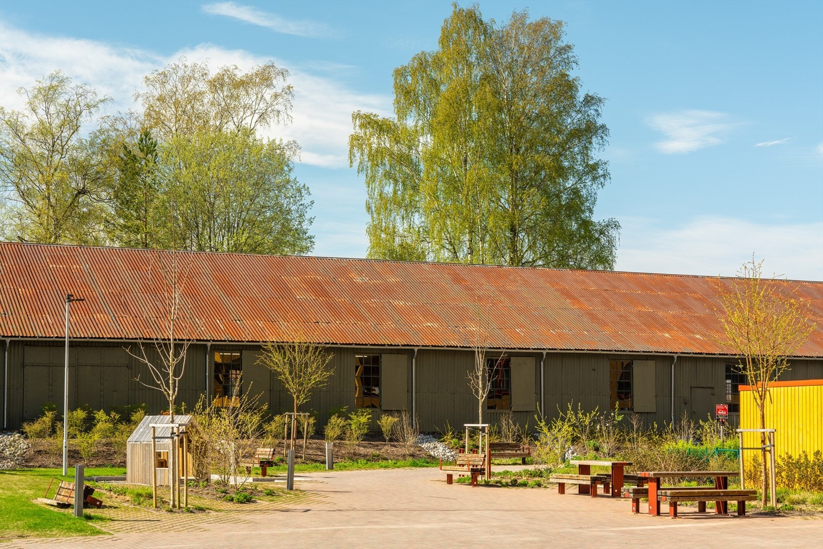 Hyggelig felles uteområde med sittebenker og sosiale soner Galleribilde