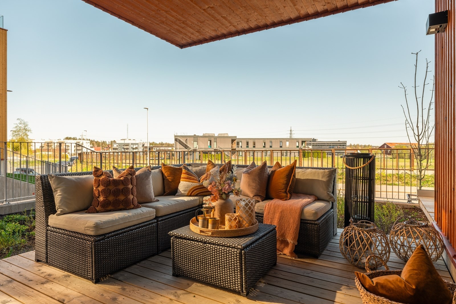 Det er god plass til loungesett, grill og diverse beplantning Galleribilde
