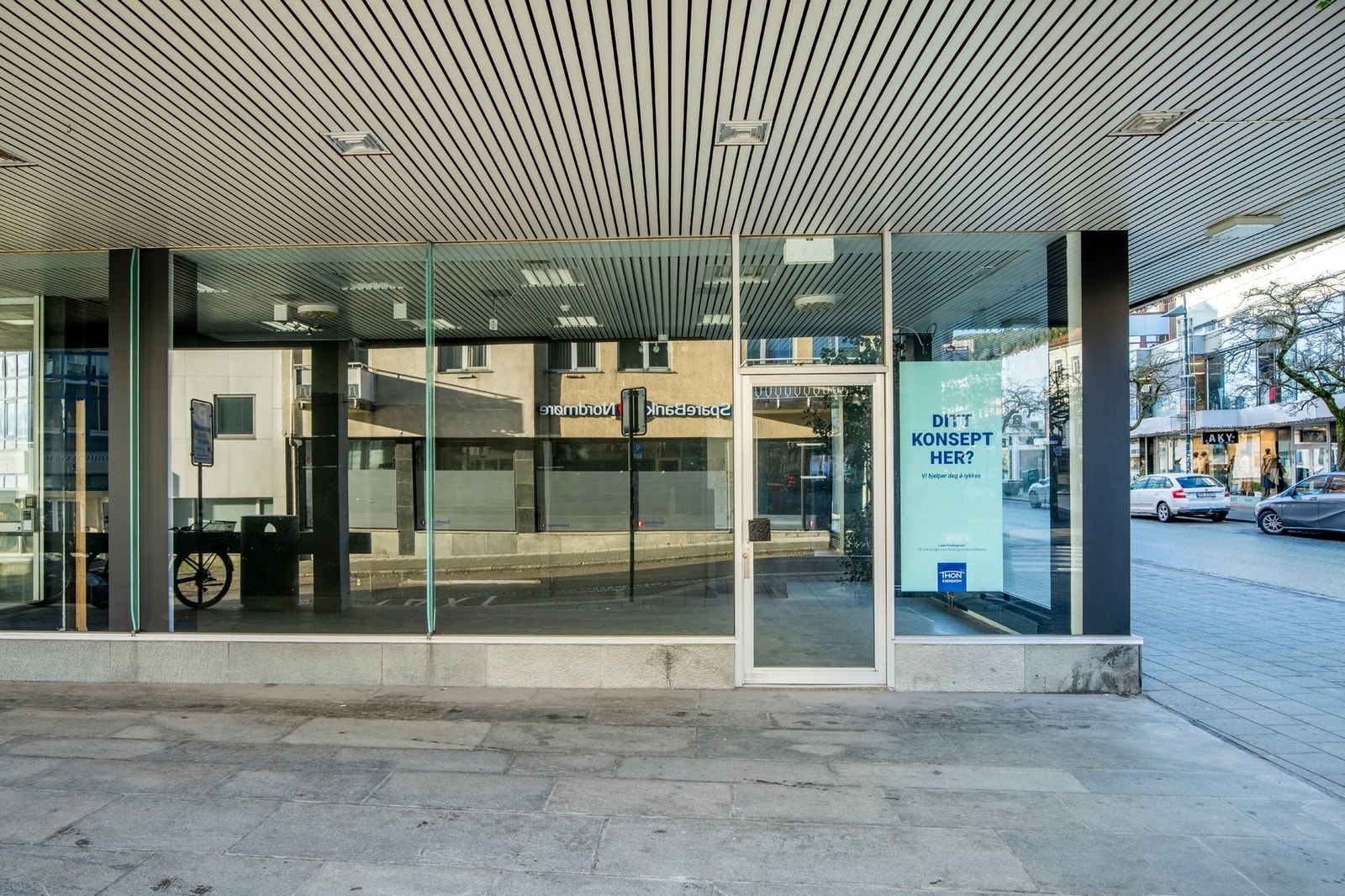 Inngangsparti med store glassflater og god synlighet fra gate Galleribilde