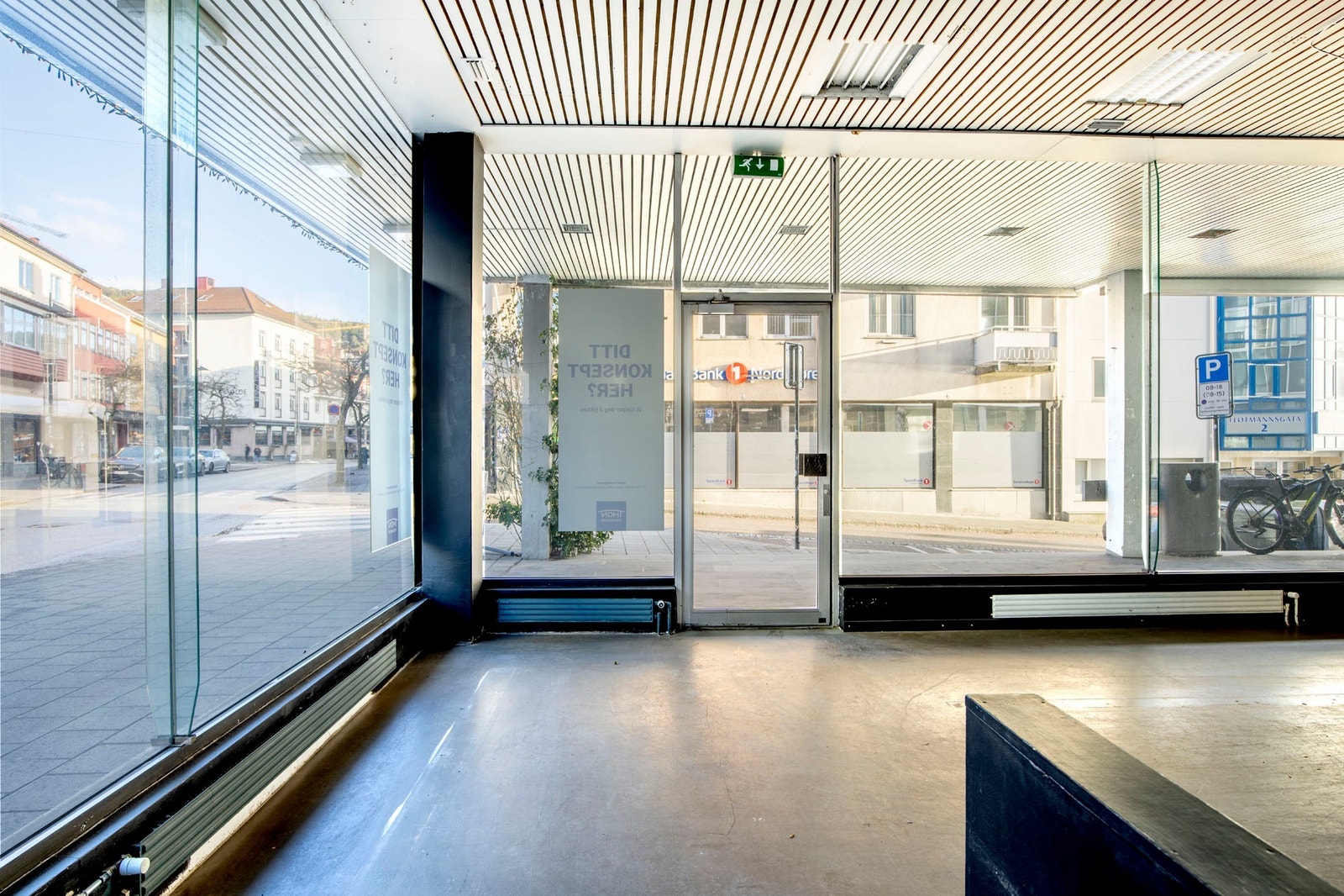 Lyst butikklokale med store vindusflater og god eksponering mot gate Galleribilde