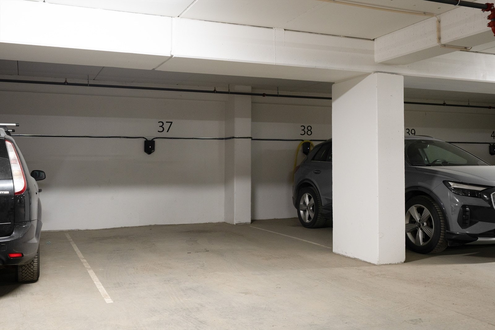 Leiligheten har egen parkeringsplass i parkeringskjeller, hvor det er etablert elbillader. Det er plass nummer 37 som tilhører leiligheten. Galleribilde