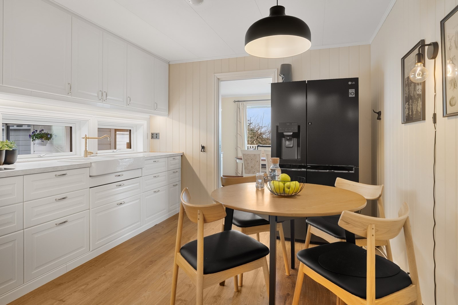 Det er også plass til spisebord på kjøkkenet - et perfekt sted å starte dagen med en god frokost! Galleribilde
