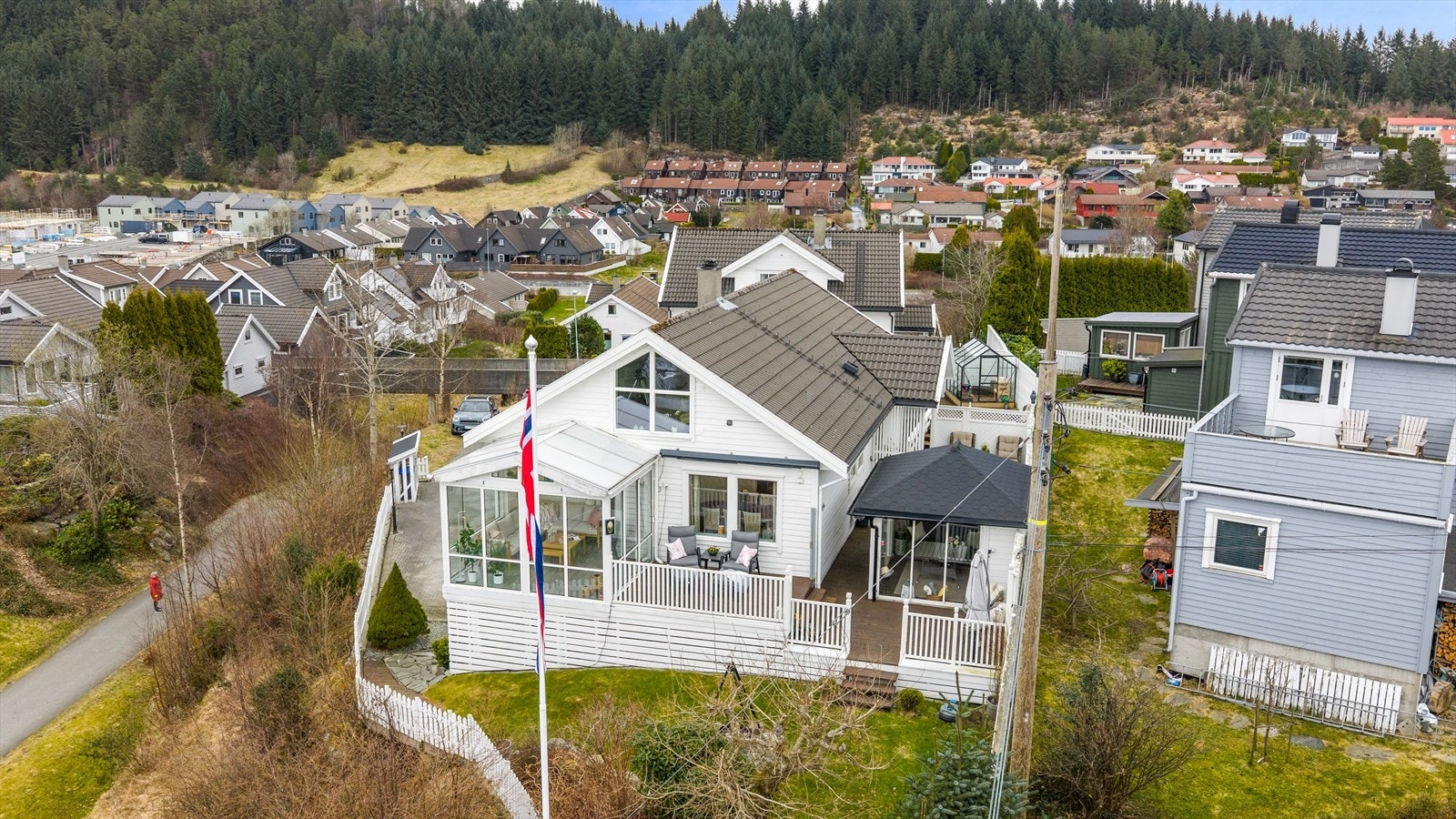 Sypressvegen 22 er en innholdsrik og flott enebolig med moderne standard Galleribilde