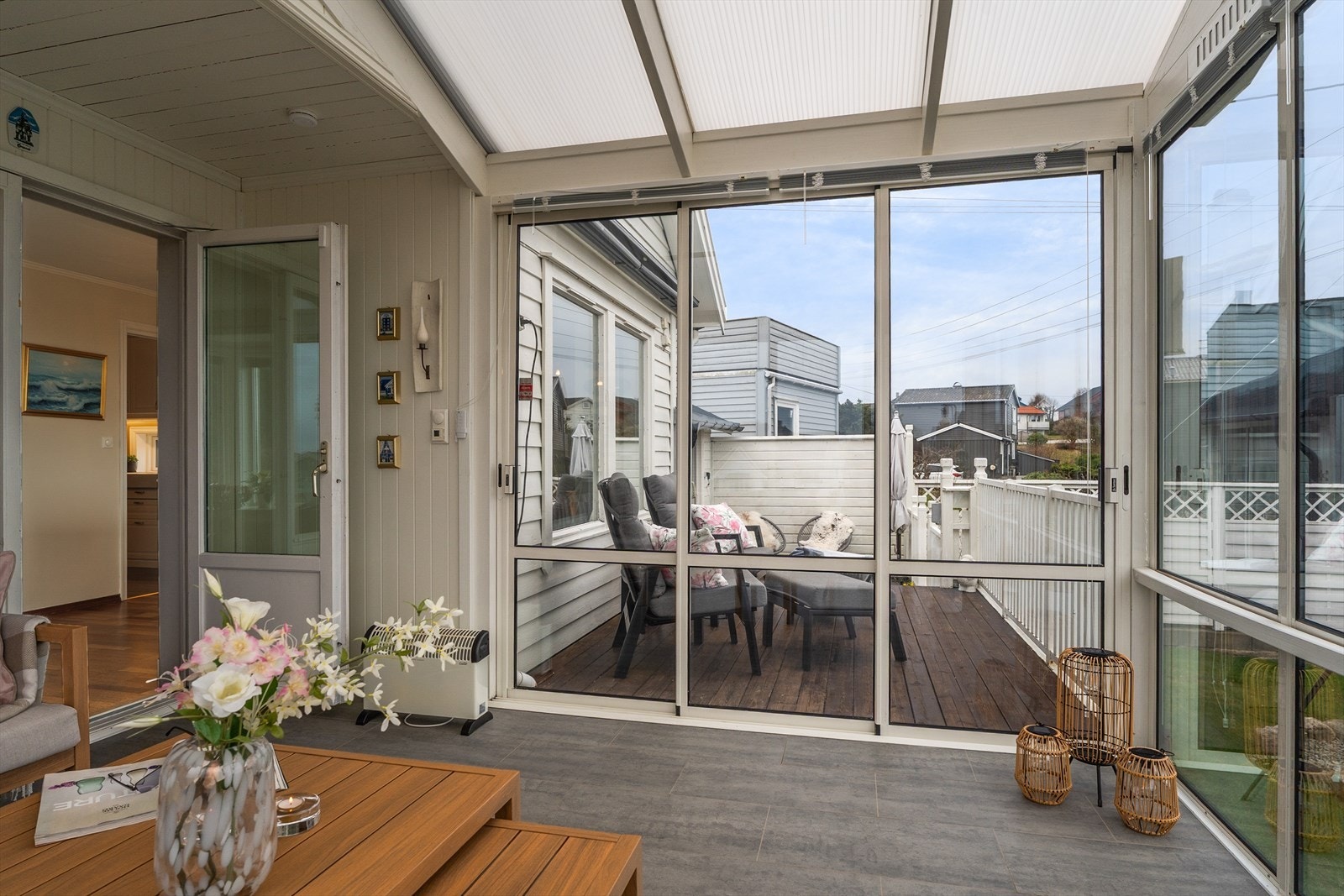 Fra hagestuen er det videre utgang til terrasse og hage Galleribilde