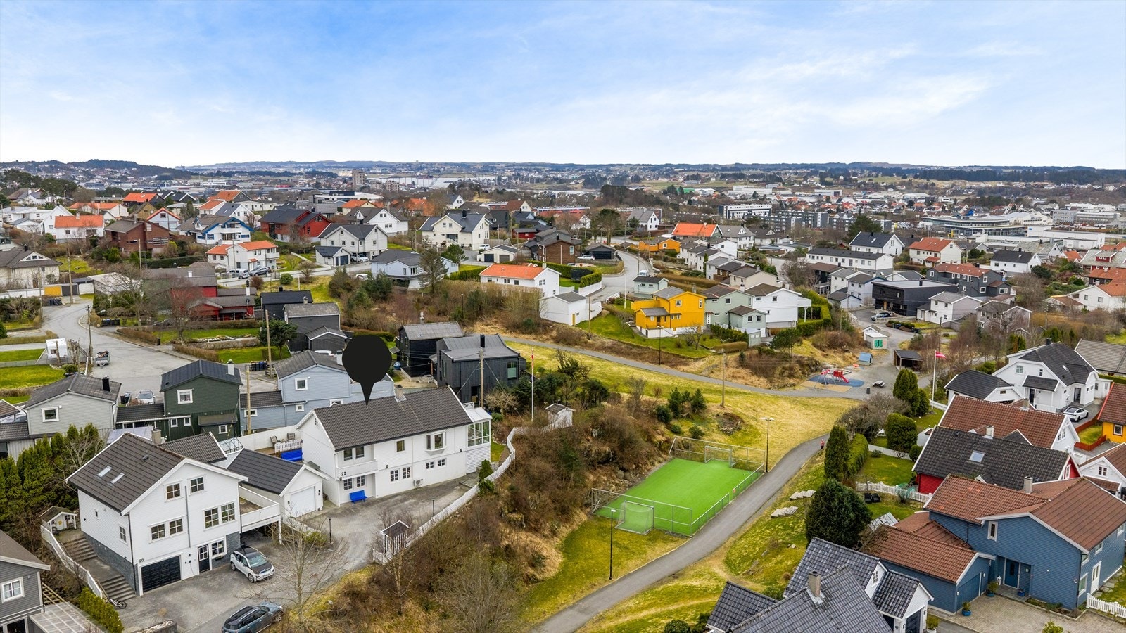 Boligen har en sentral og attraktiv beliggenhet i et etablert og barnevennlig boligfelt på Porshaug Galleribilde