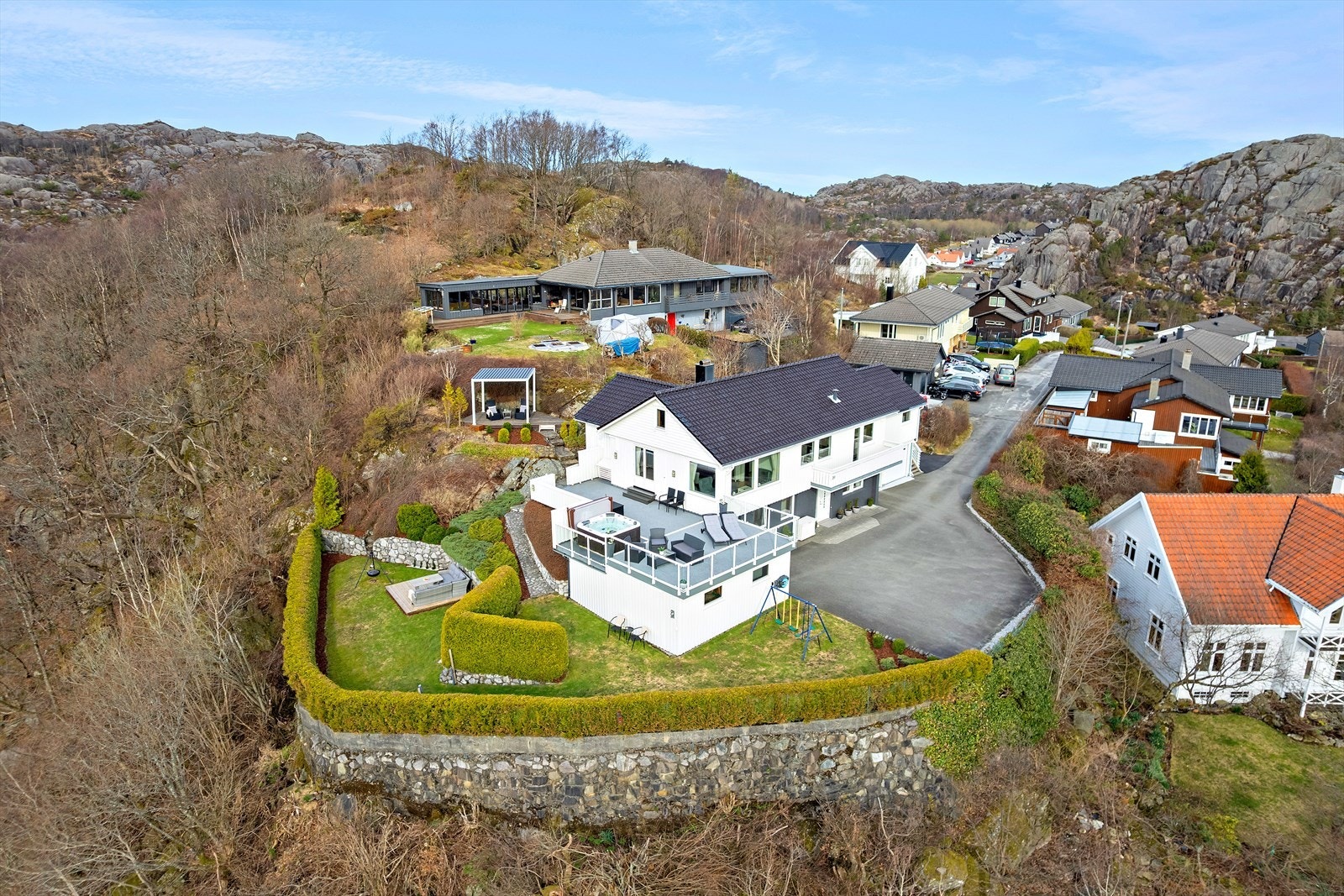 Eiendommen ligger på en pent opparbeidet endetomt med panoramautsikt som virkelig tar pusten fra deg! Galleribilde