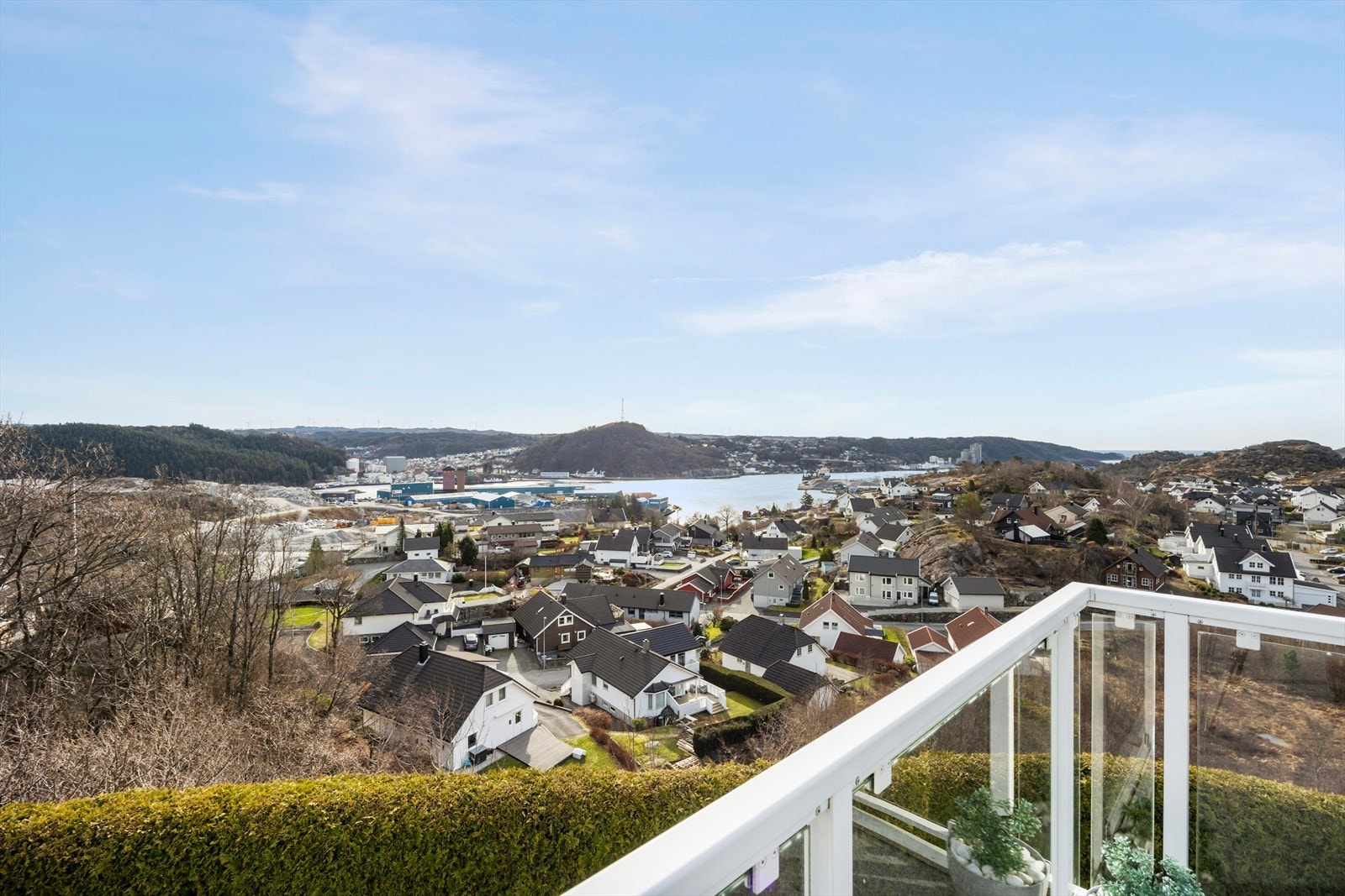 Panoramautsikt over sjø, havn og området rundt Galleribilde